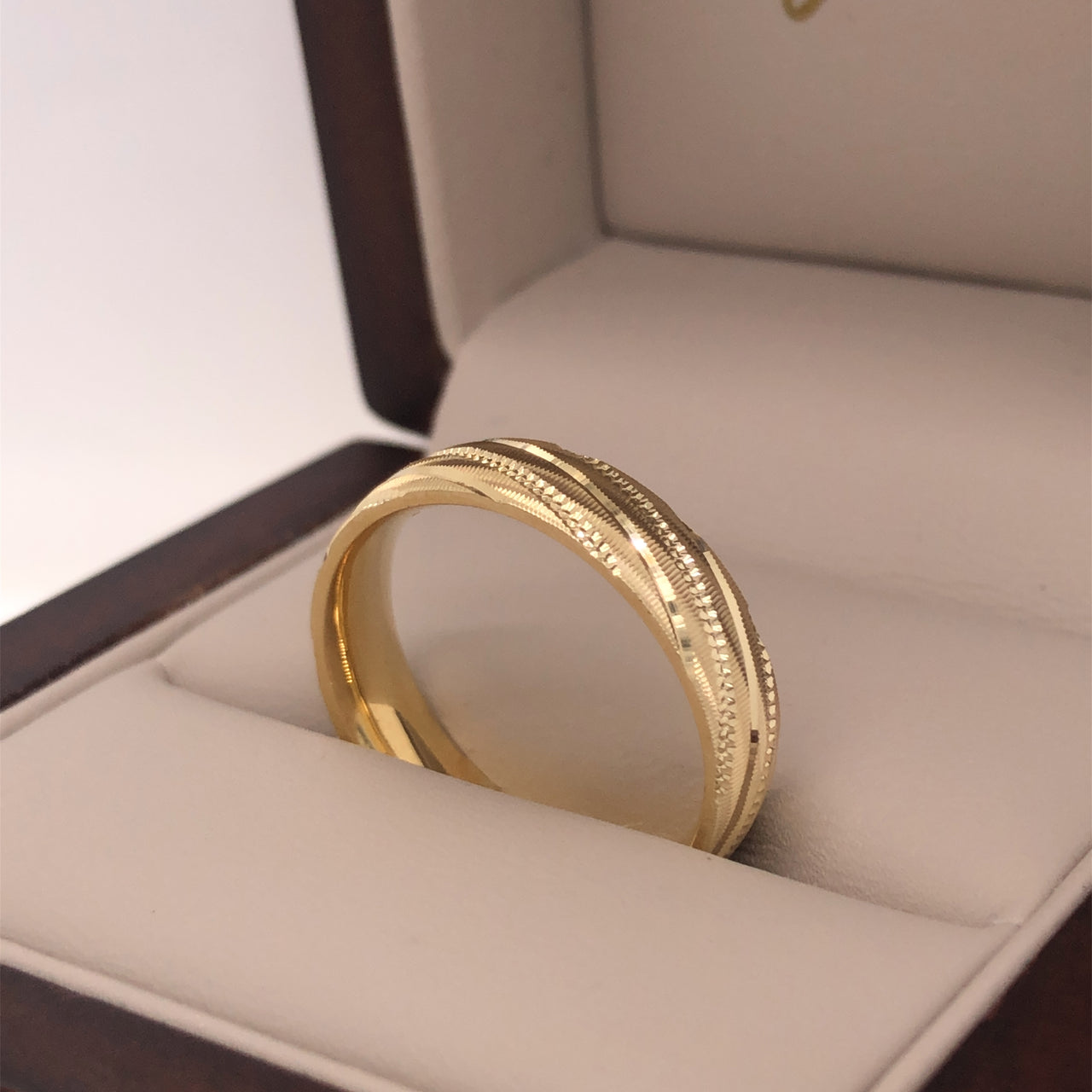 Argolla Oro 14k - Acabado Facetado con Confort, Ancho 5 mm