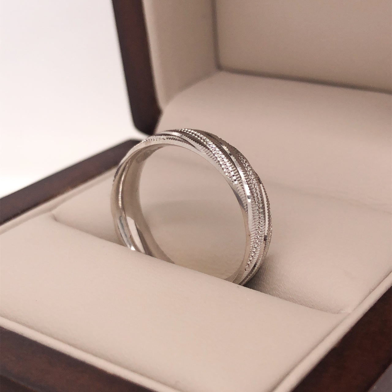 Argolla Oro Blanco 14k - Acabado Facetado con Confort, Ancho 5 mm