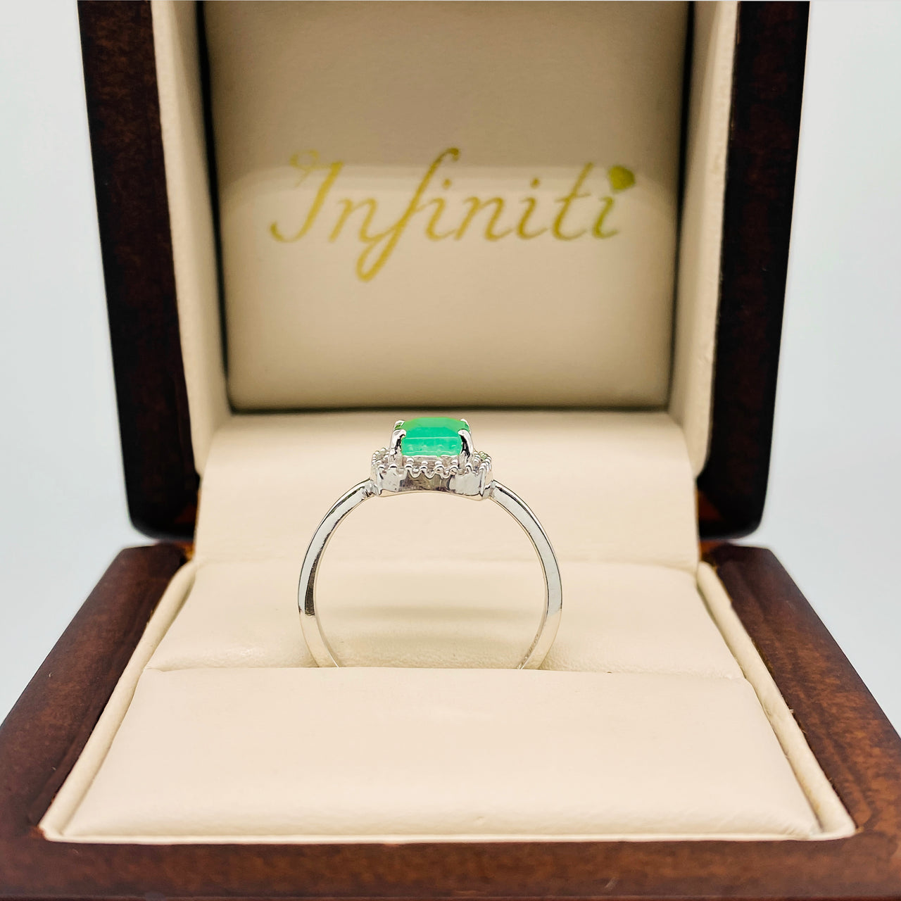 Anillo Oro Blanco 14k - Halo Esmeralda Natural 1.85 ct con Zirconias