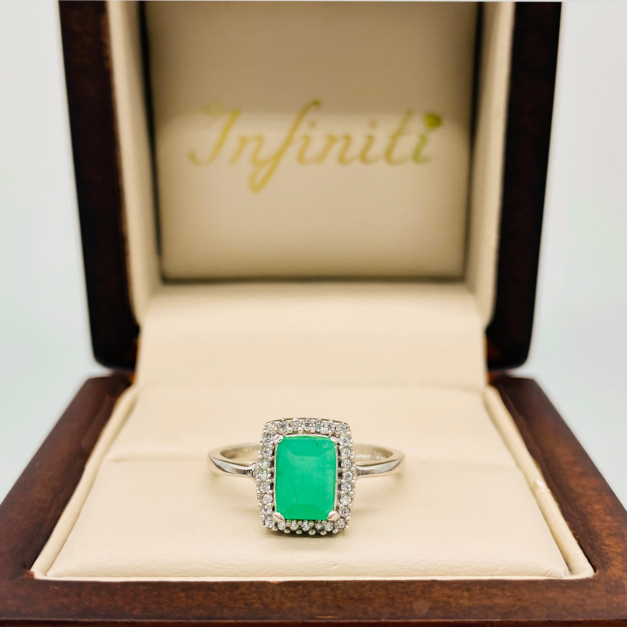 Anillo Oro Blanco 14k - Halo Esmeralda Natural 1.85 ct con Zirconias
