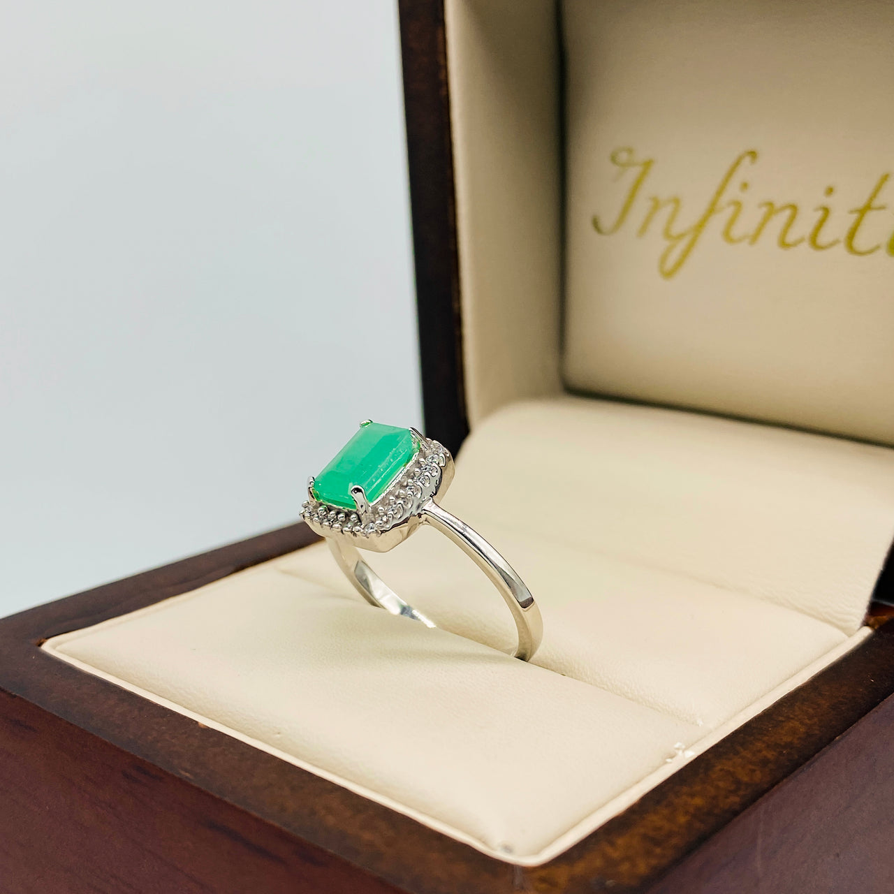 Anillo Oro Blanco 14k - Halo Esmeralda Natural 1.85 ct con Zirconias