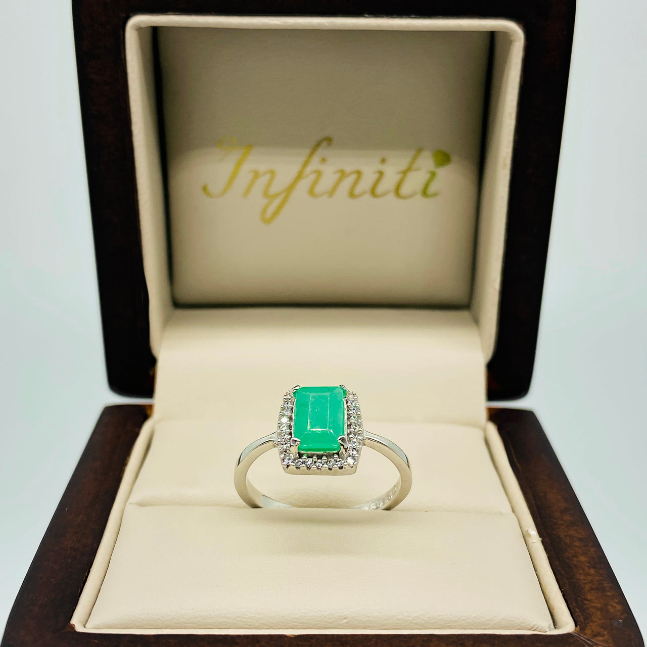 Anillo Oro Blanco 14k - Halo Esmeralda Natural 1.85 ct con Zirconias