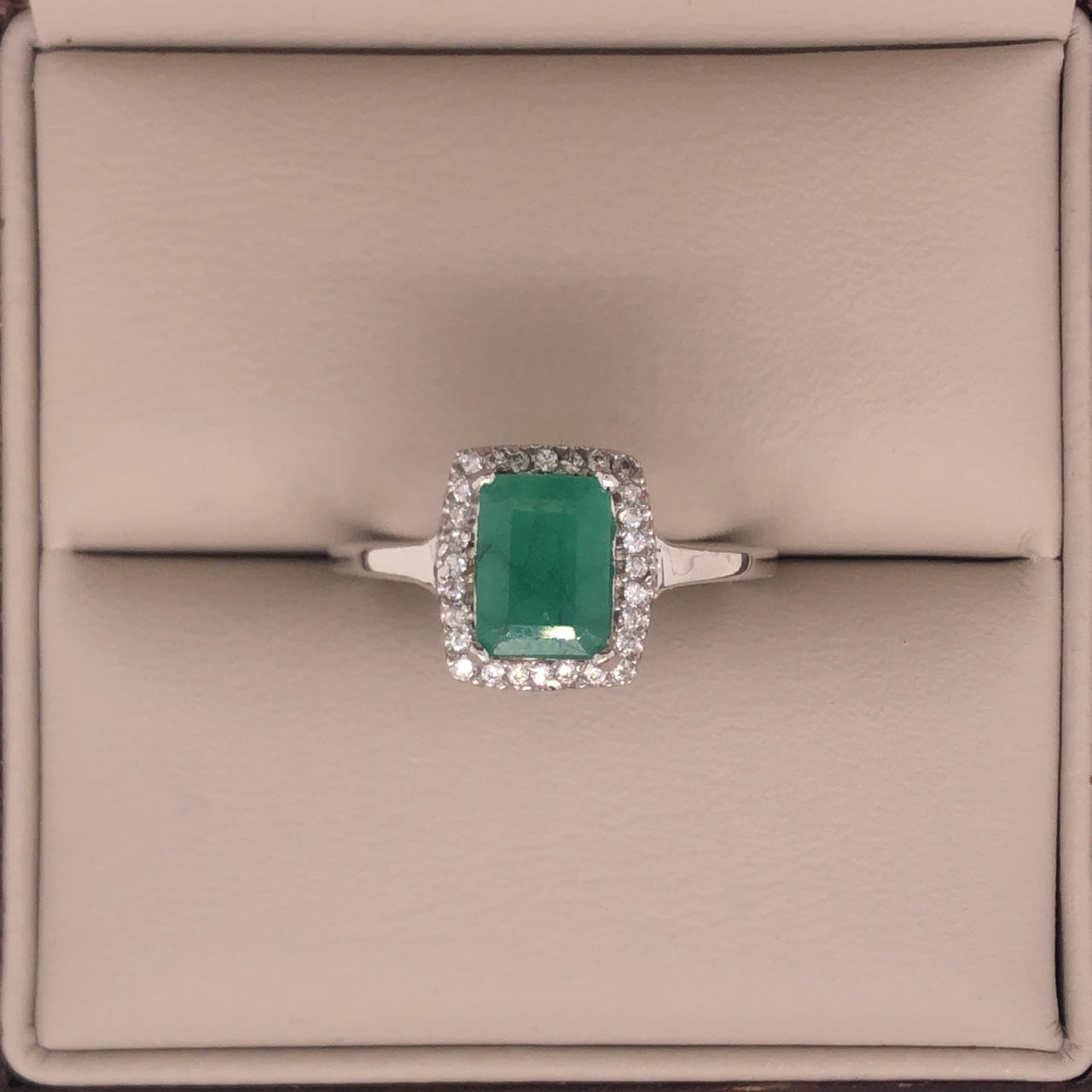 Anillo Oro Blanco 14k - Halo Esmeralda Natural 1.85 ct con Zirconias