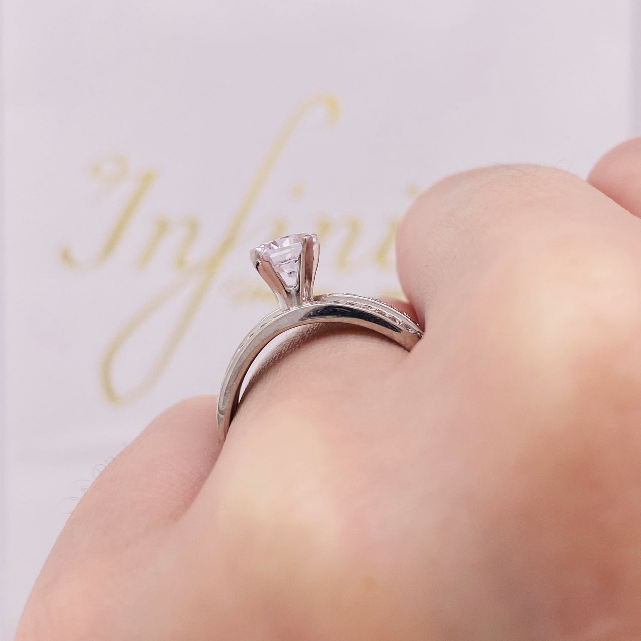 Alianza Oro Blanco 10k, Zirconia Central 5.5 mm - Infiniti Joyas