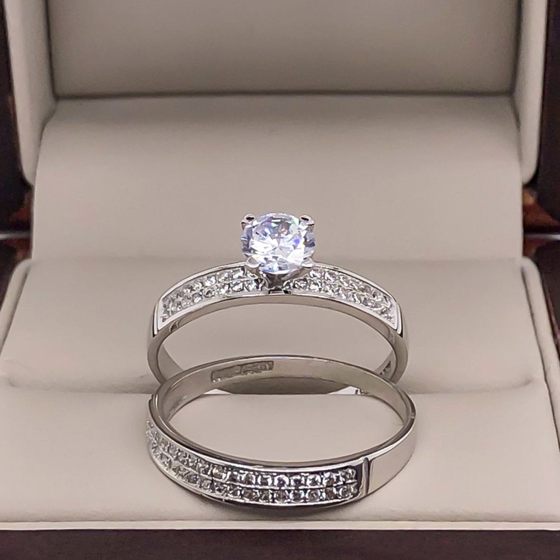 Alianza Oro Blanco 10k, Zirconia Central 5.5 mm - Infiniti Joyas