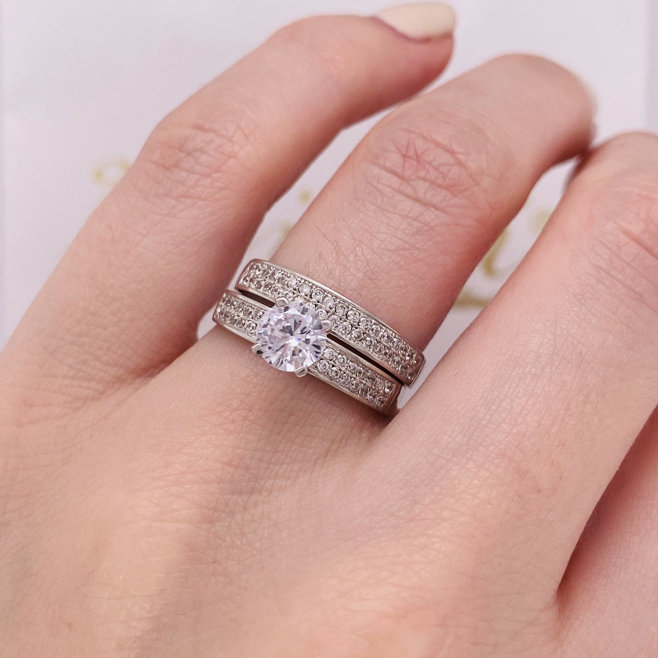 Alianza Oro Blanco 10k, Zirconia Central 5.5 mm - Infiniti Joyas