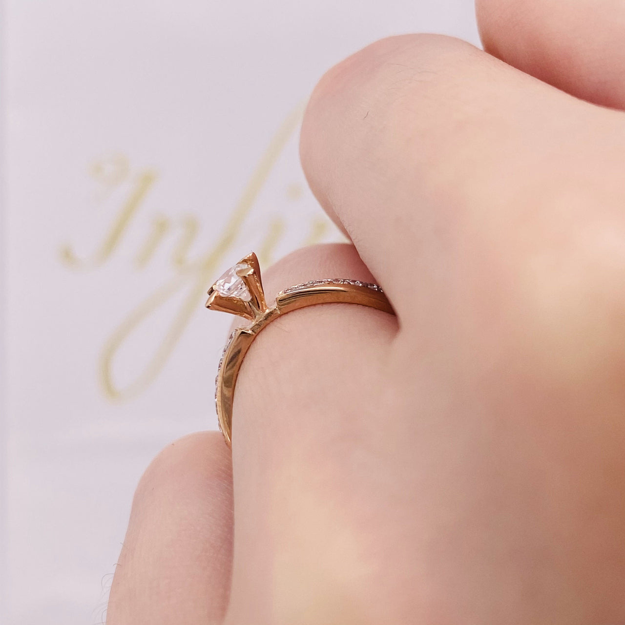 Anillo Oro Rosa 10k, Zirconia 3.5 mm estilo Pavé con Laterales de 1 mm - Infiniti Joyas