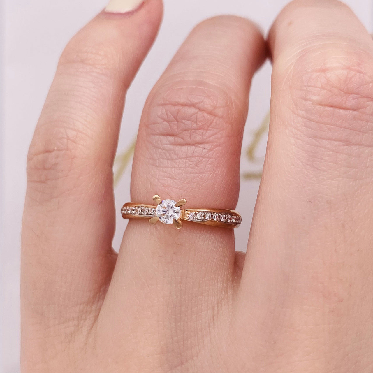 Anillo Oro Rosa 10k, Zirconia 3.5 mm estilo Pavé con Laterales de 1 mm - Infiniti Joyas
