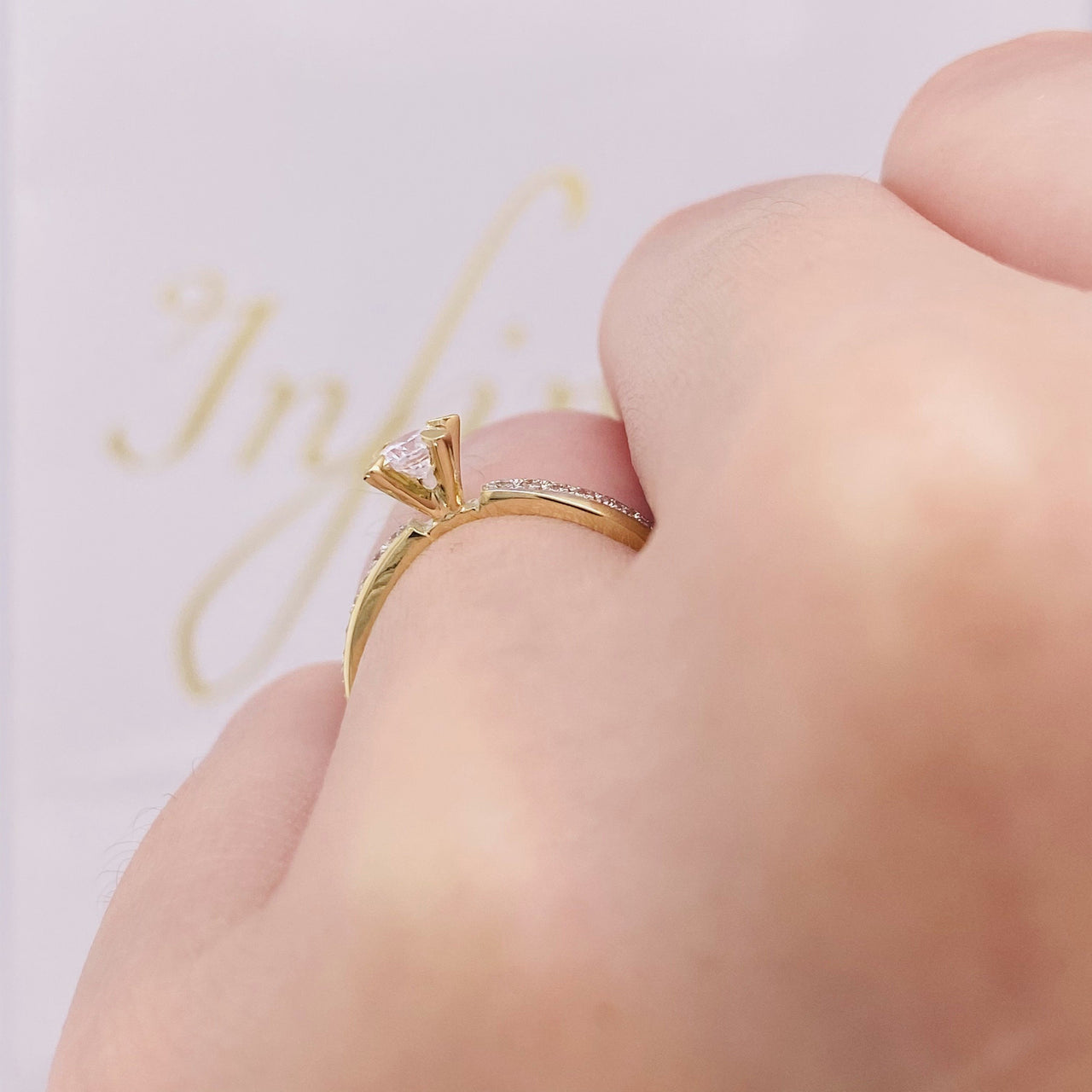Anillo Oro 10k, Zirconia 3.5 mm estilo Pavé con Laterales de 1 mm - Infiniti Joyas