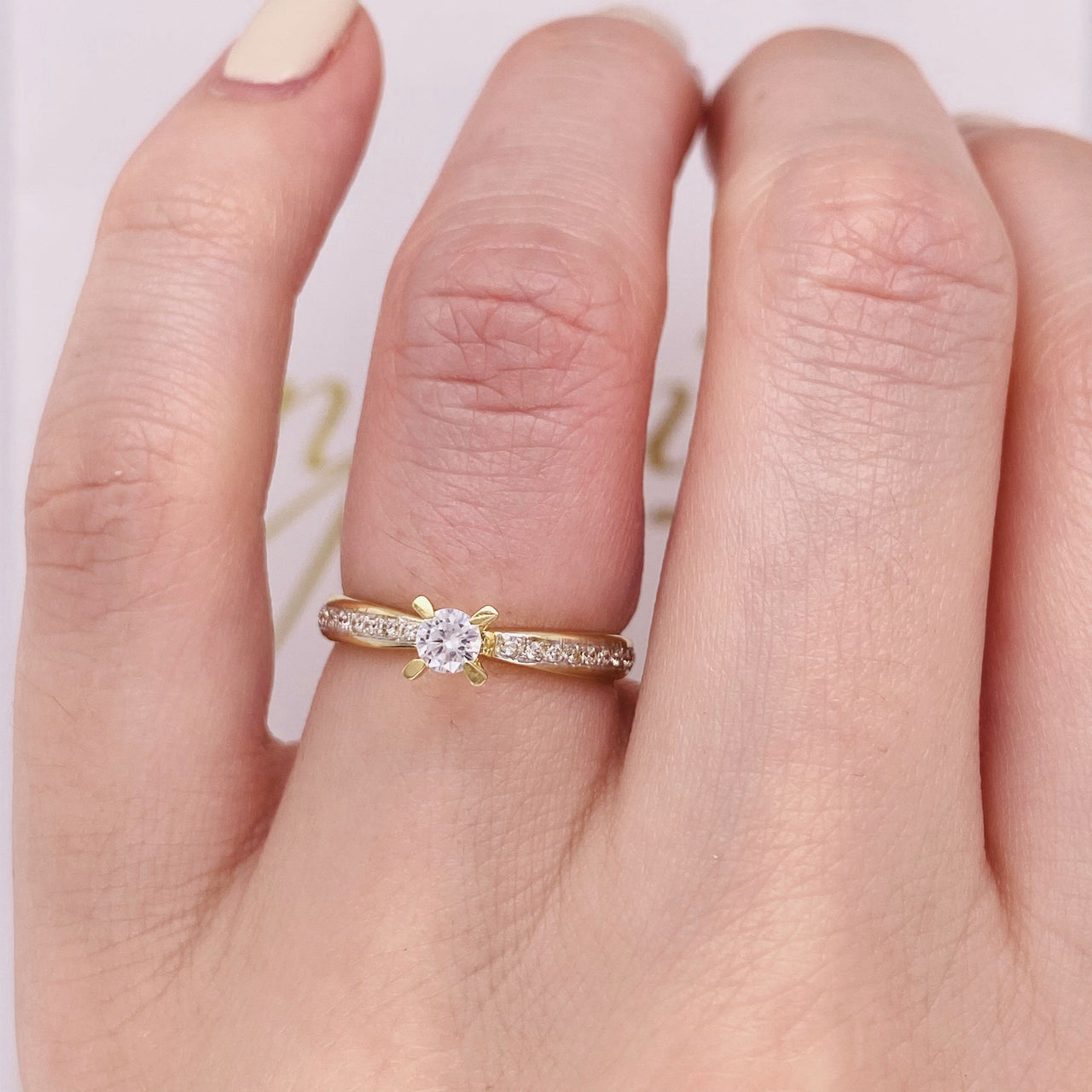 Anillo Oro 10k, Zirconia 3.5 mm estilo Pavé con Laterales de 1 mm - Infiniti Joyas