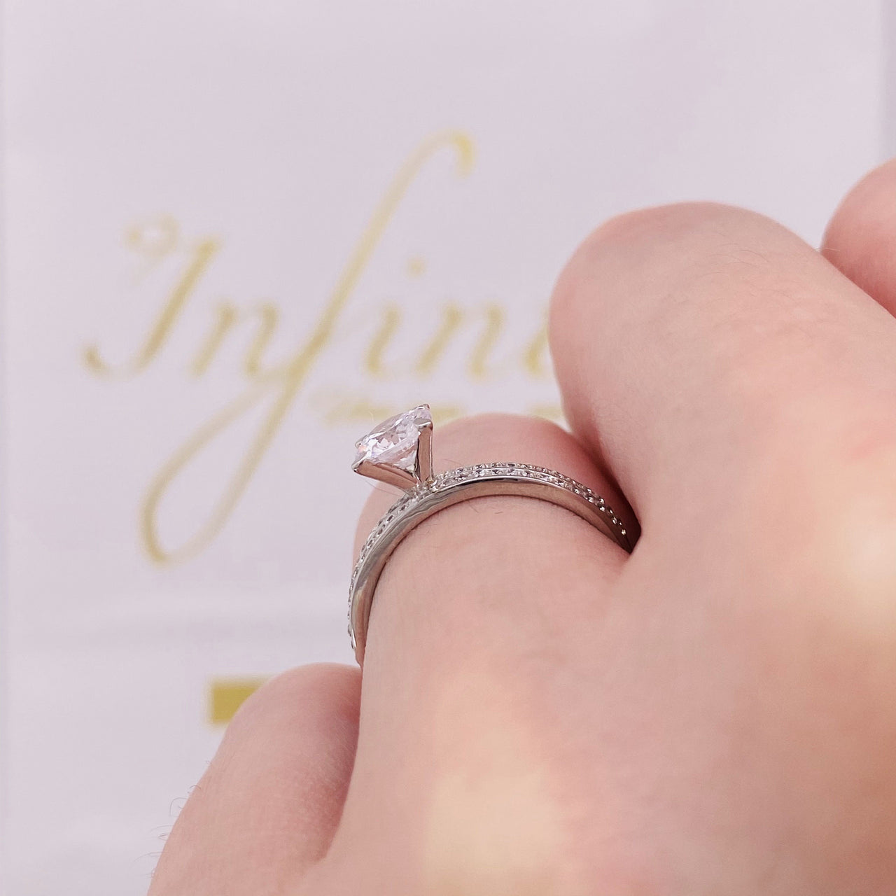 Anillo Oro Blanco 10k, Zirconia 5 mm Estilo Pavé - Infiniti Joyas