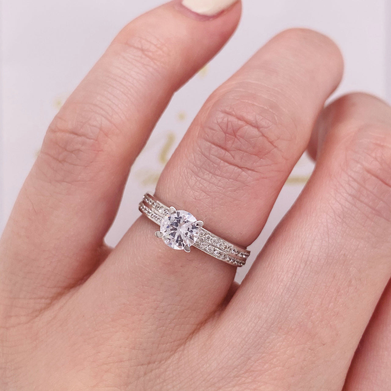 Anillo Oro Blanco 10k, Zirconia 5 mm Estilo Pavé - Infiniti Joyas