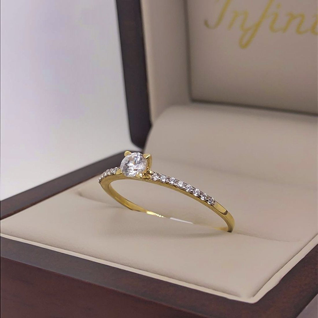 Anillo Oro 10k, Estilo Pavé con Zirconia 4 mm - Infiniti Joyas