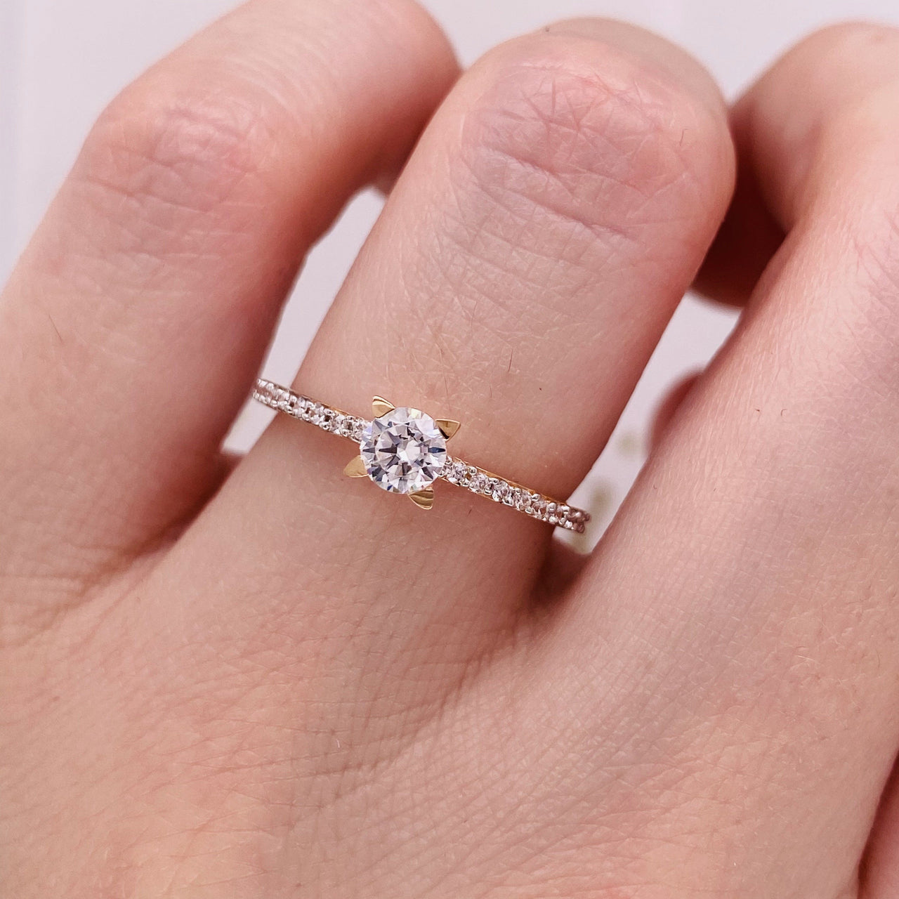 Anillo Oro Rosa 10k, Estilo Pavé Zirconia 4 mm - Infiniti Joyas