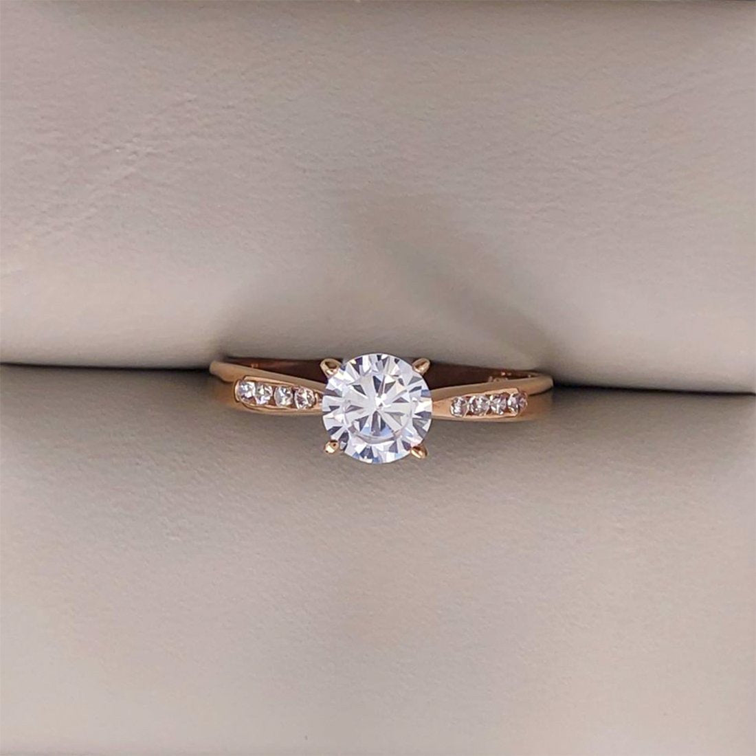 Anillo Oro Rosa 10k, Zirconia Central 5.5 mm - Infiniti Joyas