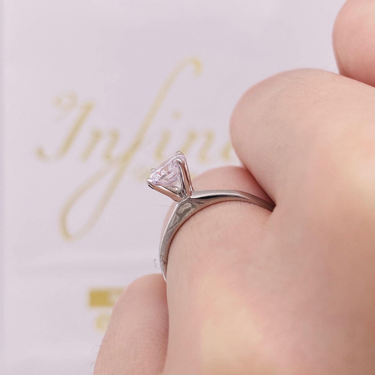 Anillo Oro Blanco 10k, Zirconia 5.5 mm - Infiniti Joyas
