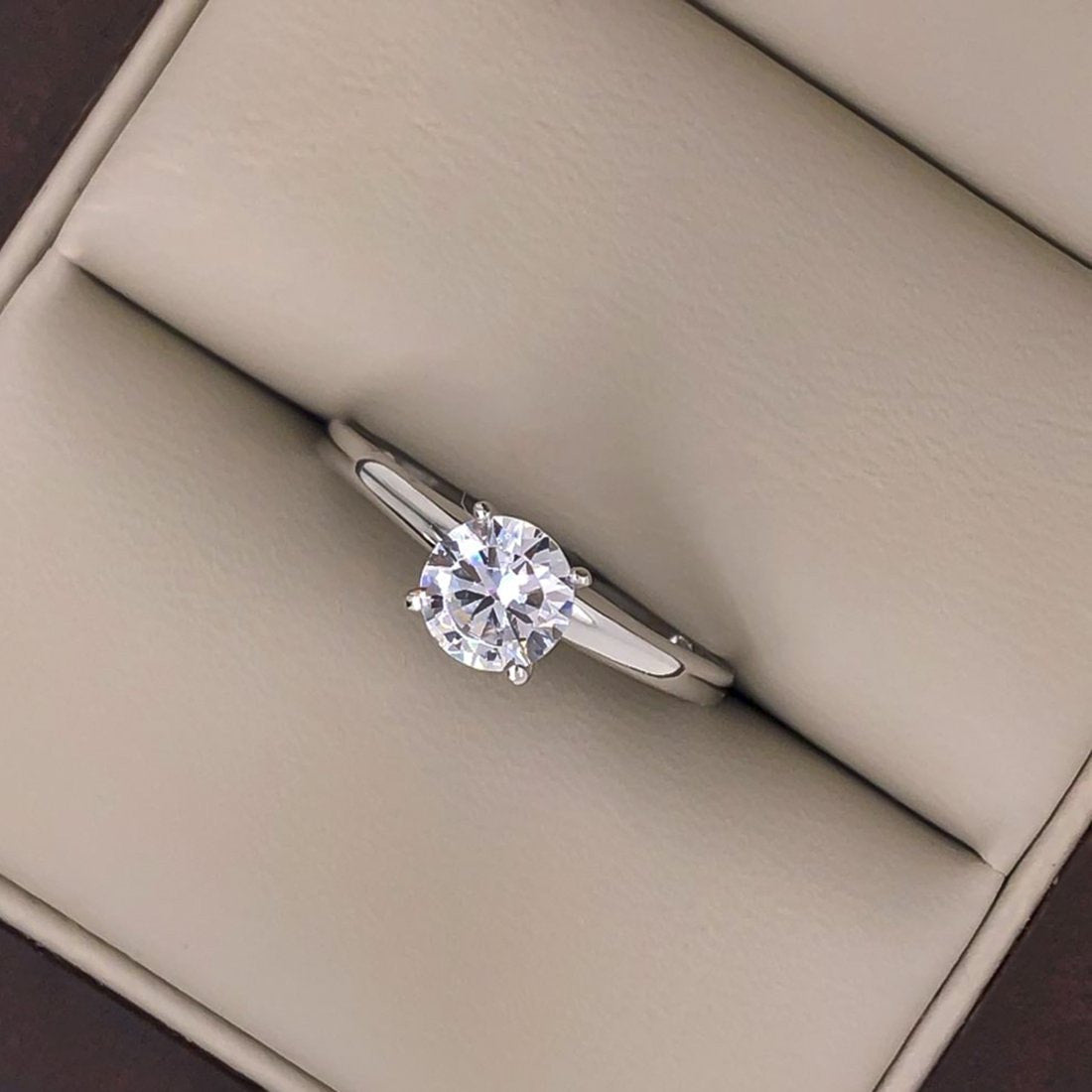Anillo Oro Blanco 10k, Zirconia 5.5 mm - Infiniti Joyas