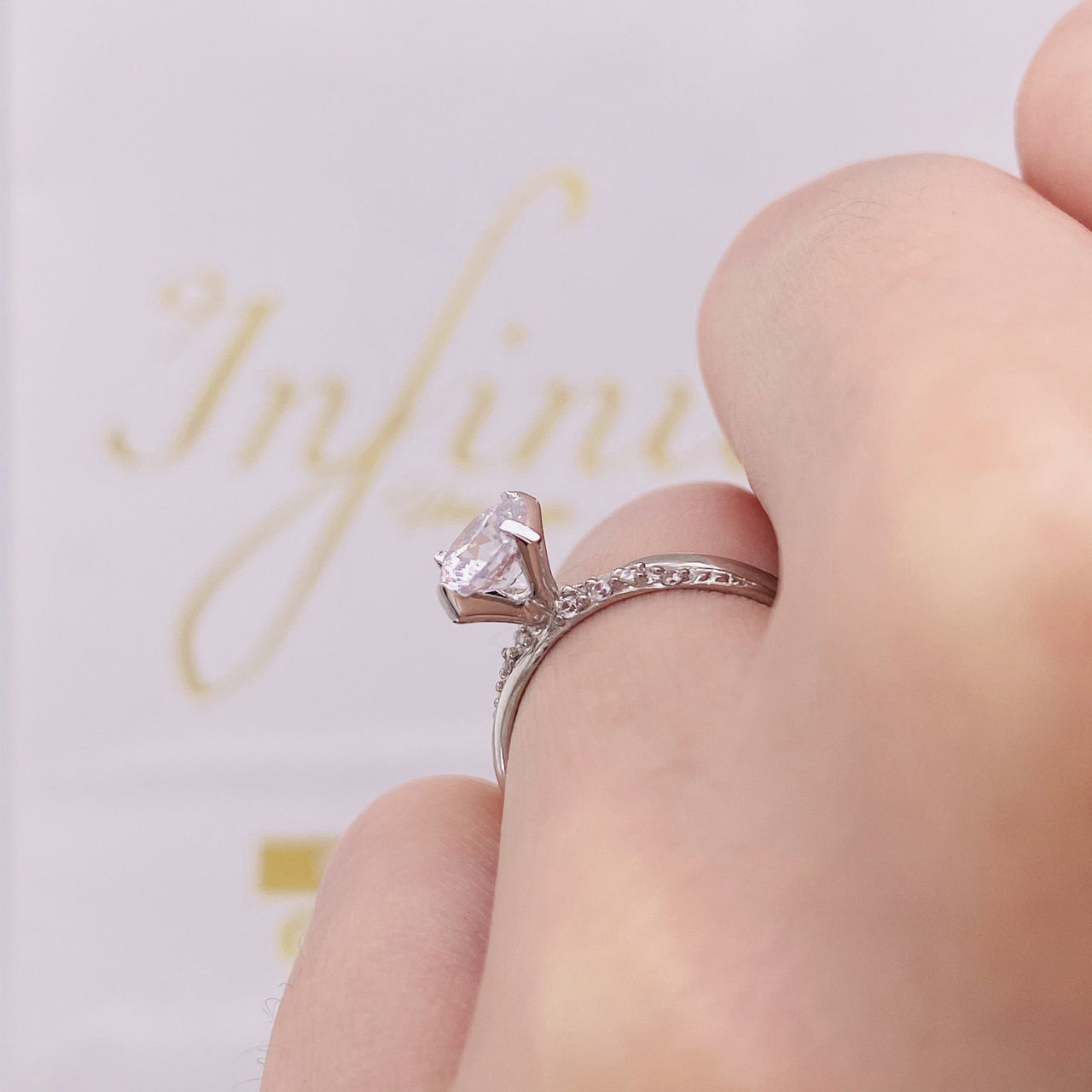 Anillo Oro Blanco 10k, Zirconia 5.5 mm - Infiniti Joyas