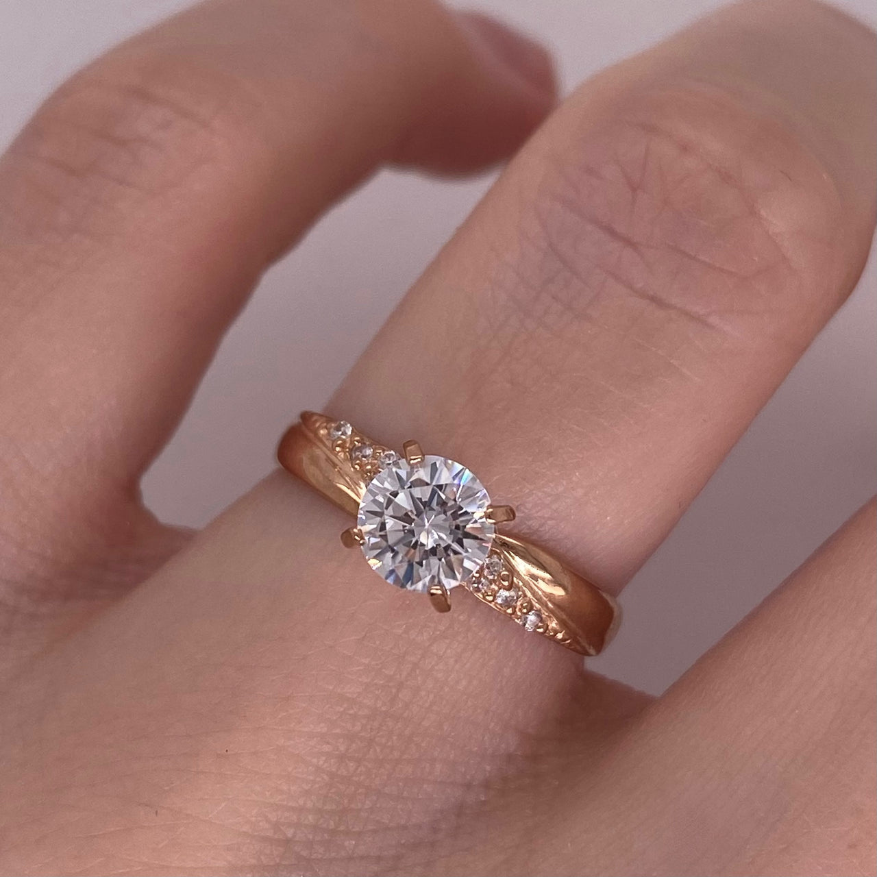 Anillo Oro Rosa 10k - Zirconia 5.5 mm, Laterales de 1.5 mm