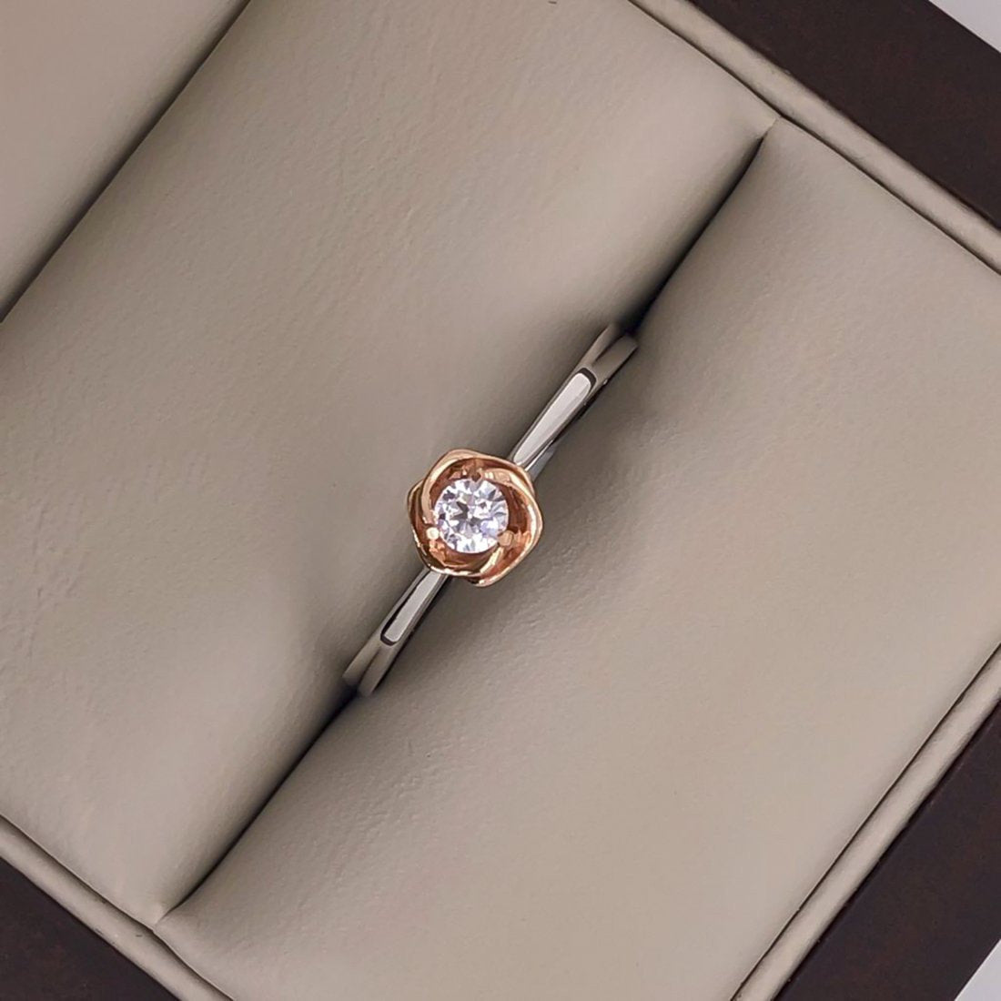 Anillo Oro Blanco 10k, Montadura de Flor Oro Rosa, Zirconia 3 mm - Infiniti Joyas