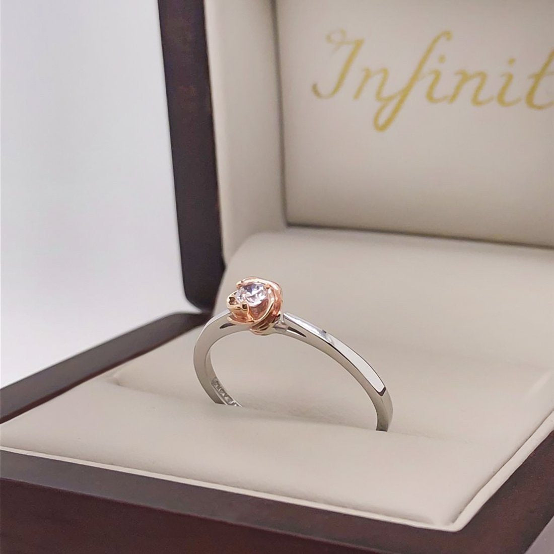 Anillo Oro Blanco 10k, Montadura de Flor Oro Rosa, Zirconia 3 mm - Infiniti Joyas