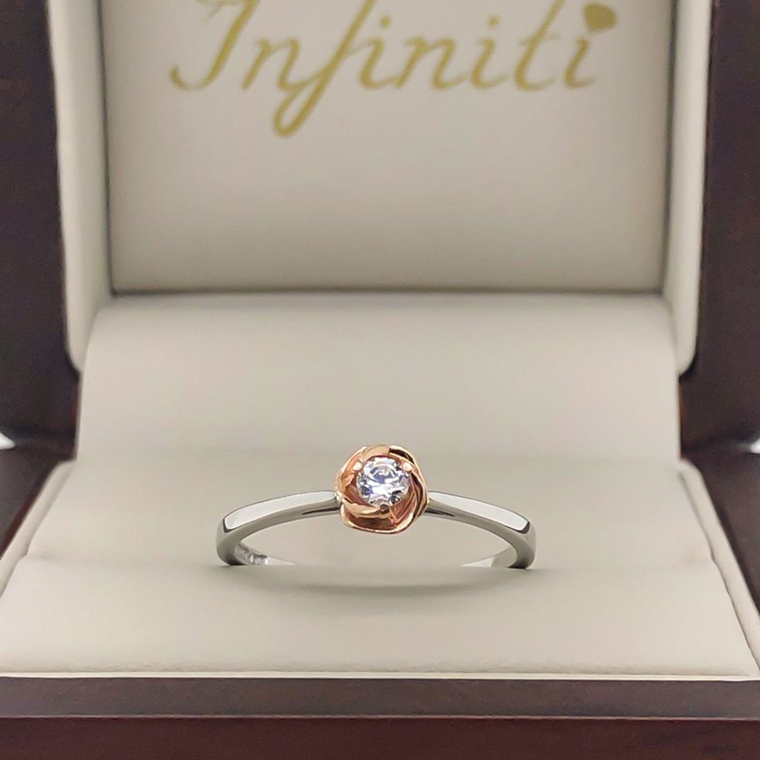 Anillo Oro Blanco 10k, Montadura de Flor Oro Rosa, Zirconia 3 mm - Infiniti Joyas