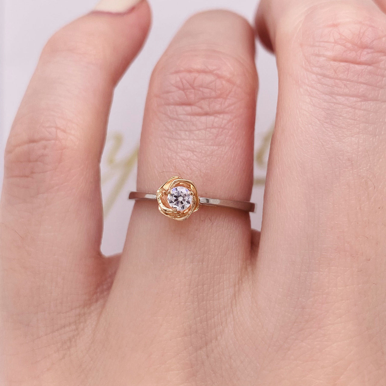 Anillo Oro Blanco 10k, Montadura de Flor Oro Rosa, Zirconia 3 mm - Infiniti Joyas