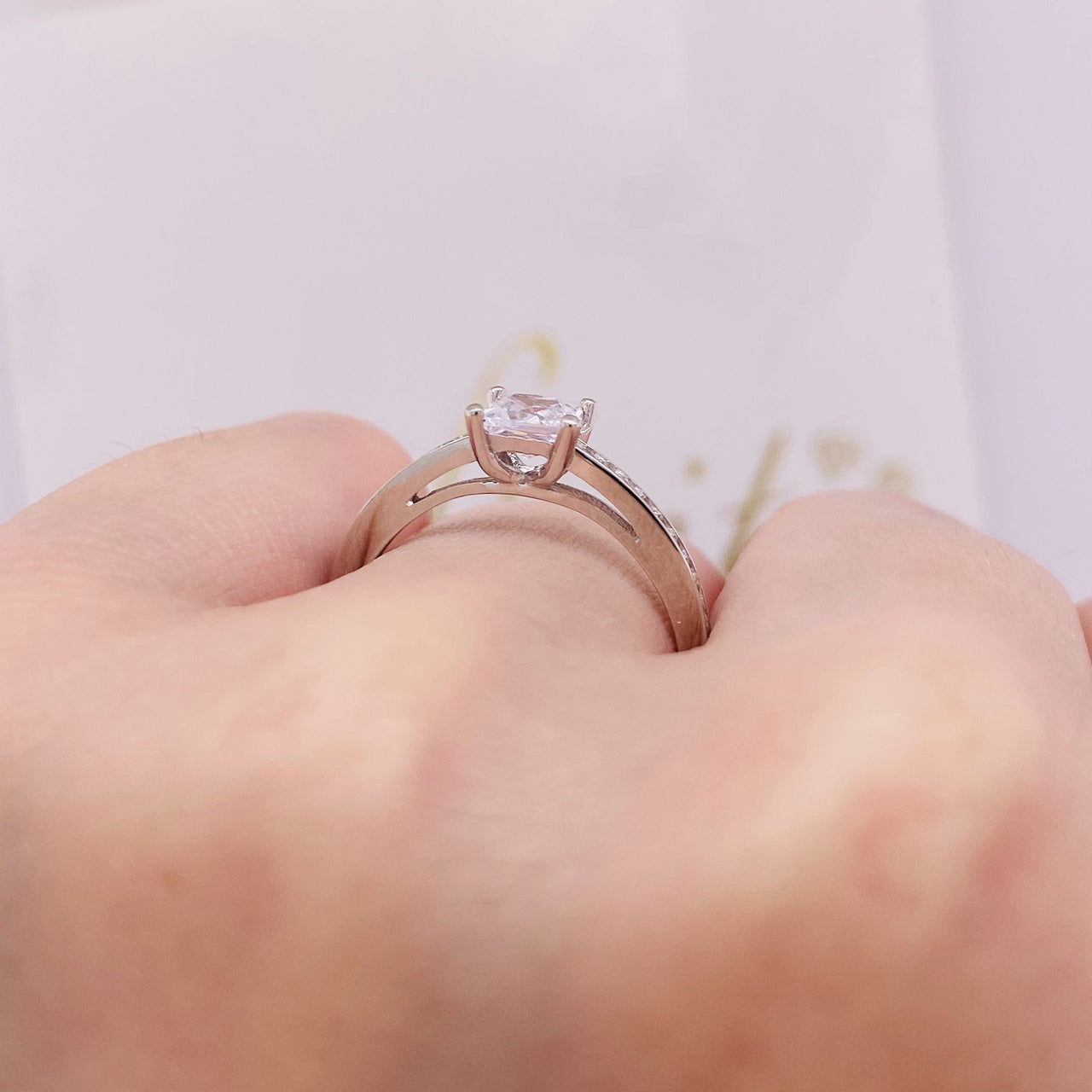 Anillo Oro Blanco 10k, Zirconia Central Princess 4.5 mm - Infiniti Joyas