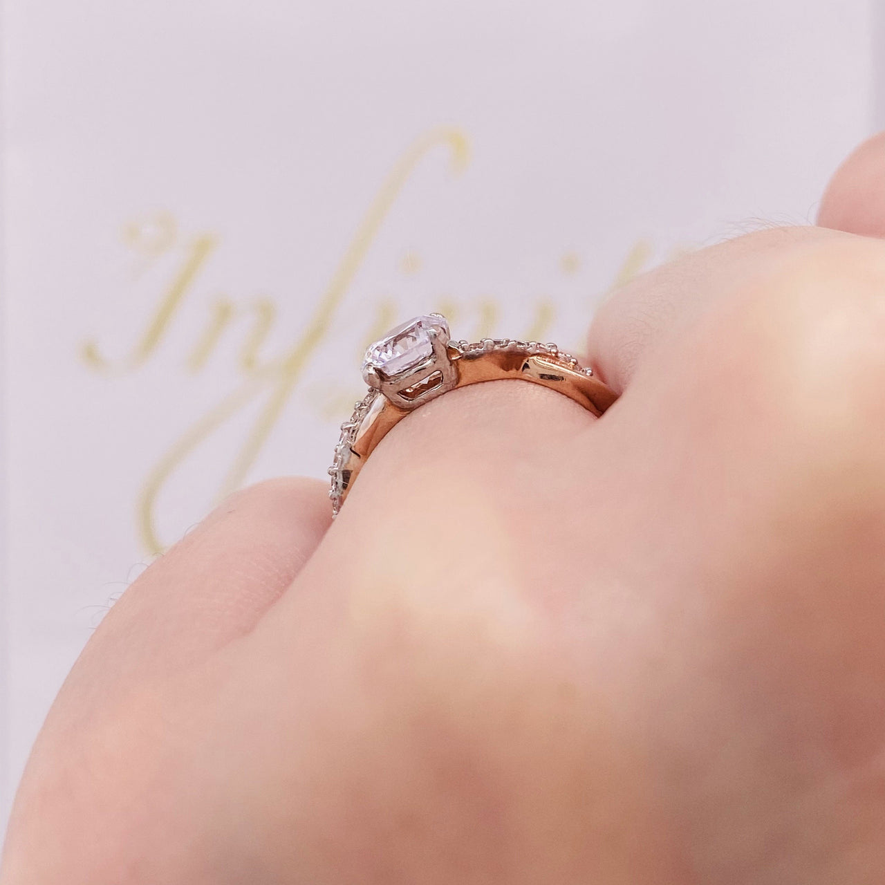Anillo Oro Rosa 10k, Trenzado con Zirconia Central de 5.5 mm - Infiniti Joyas