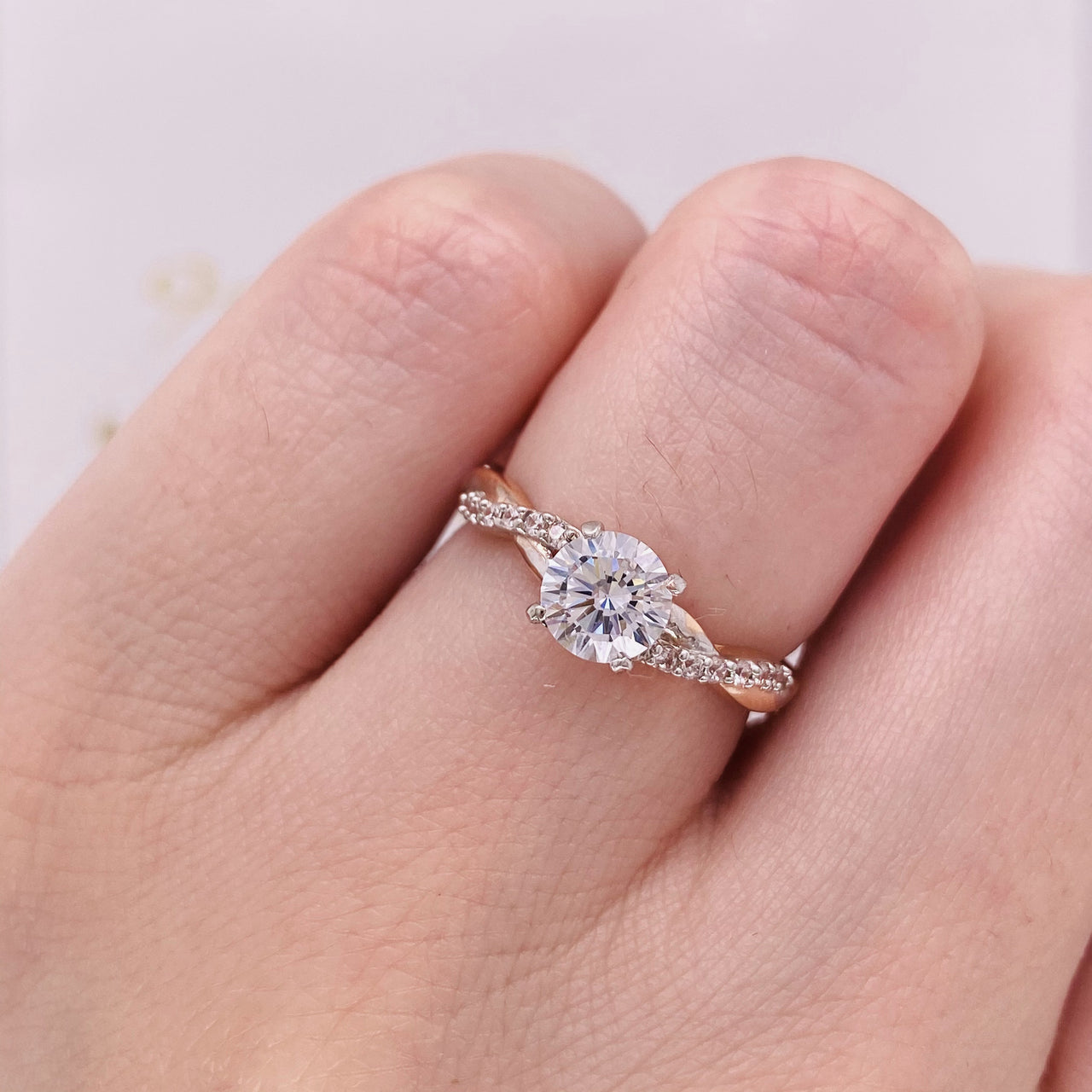 Anillo Oro Rosa 10k - Trenzado con Zirconia Central de 5.5 mm