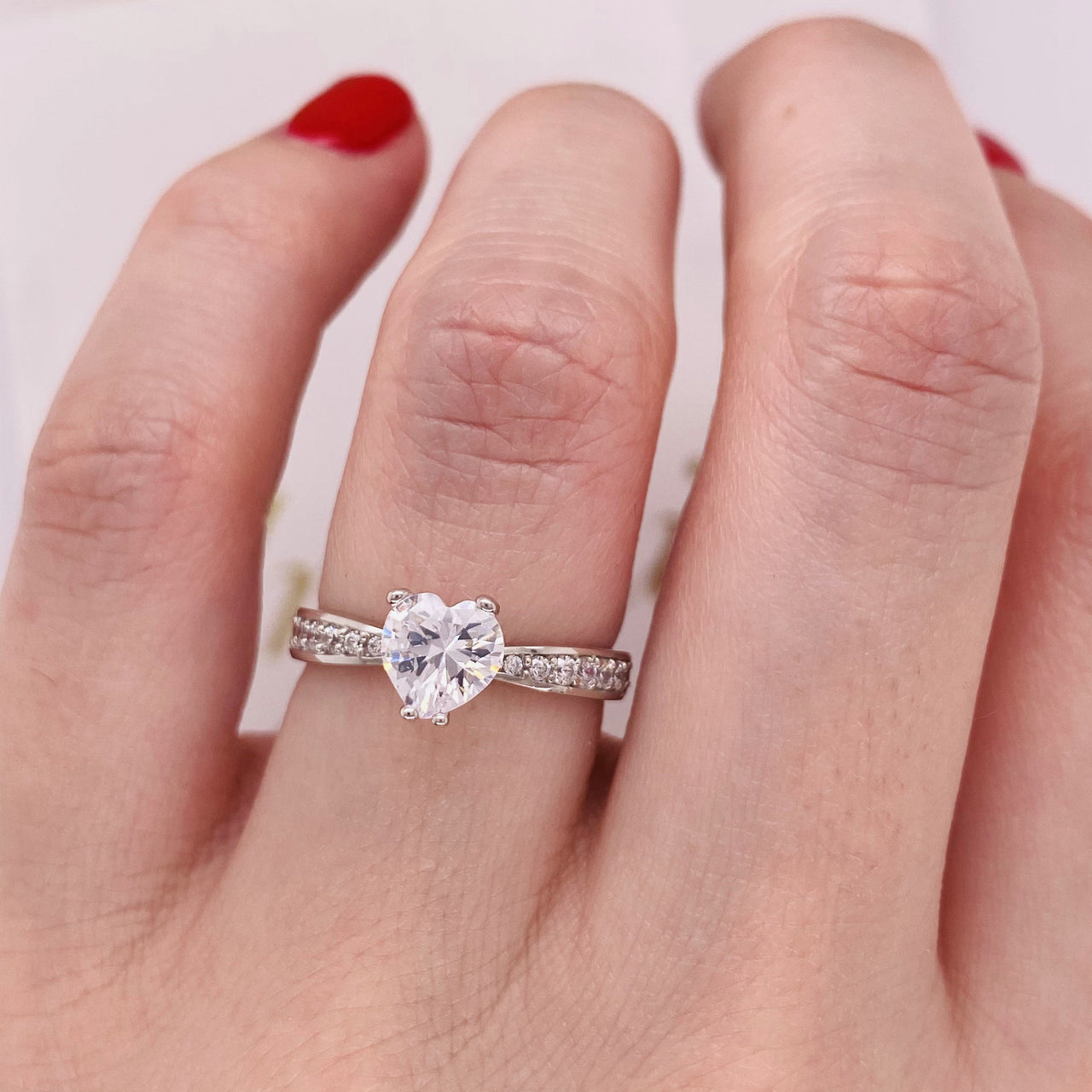 Anillo Oro Blanco 10k, Zirconia Central Corazón 6mm - Infiniti Joyas
