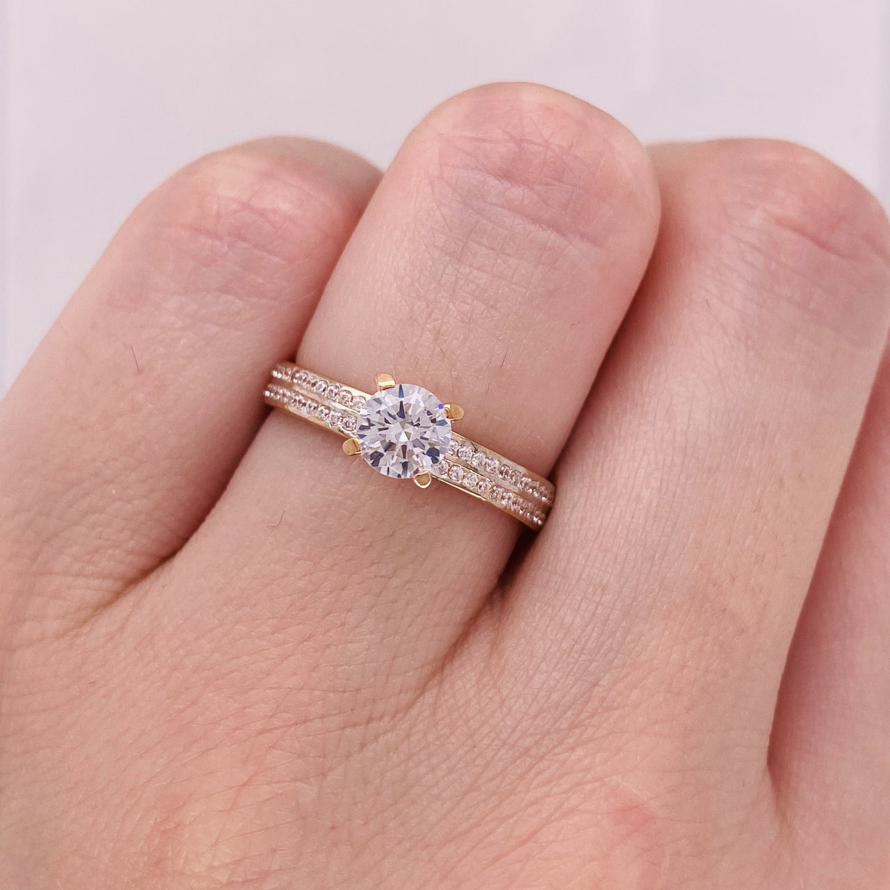 Anillo Oro Rosa 10k, Zirconia Central de 5 mm - Infiniti Joyas