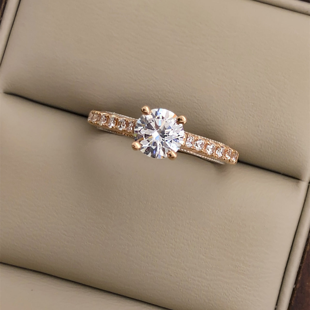 Anillo Oro Rosa 10k, Pavé Zirconia Central 6 mm - Infiniti Joyas