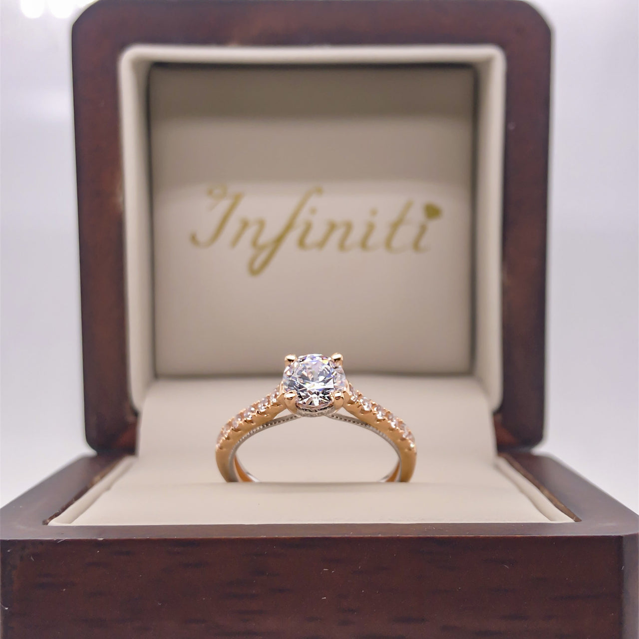 Anillo Oro Rosa 10k, Pavé Zirconia Central 6 mm - Infiniti Joyas