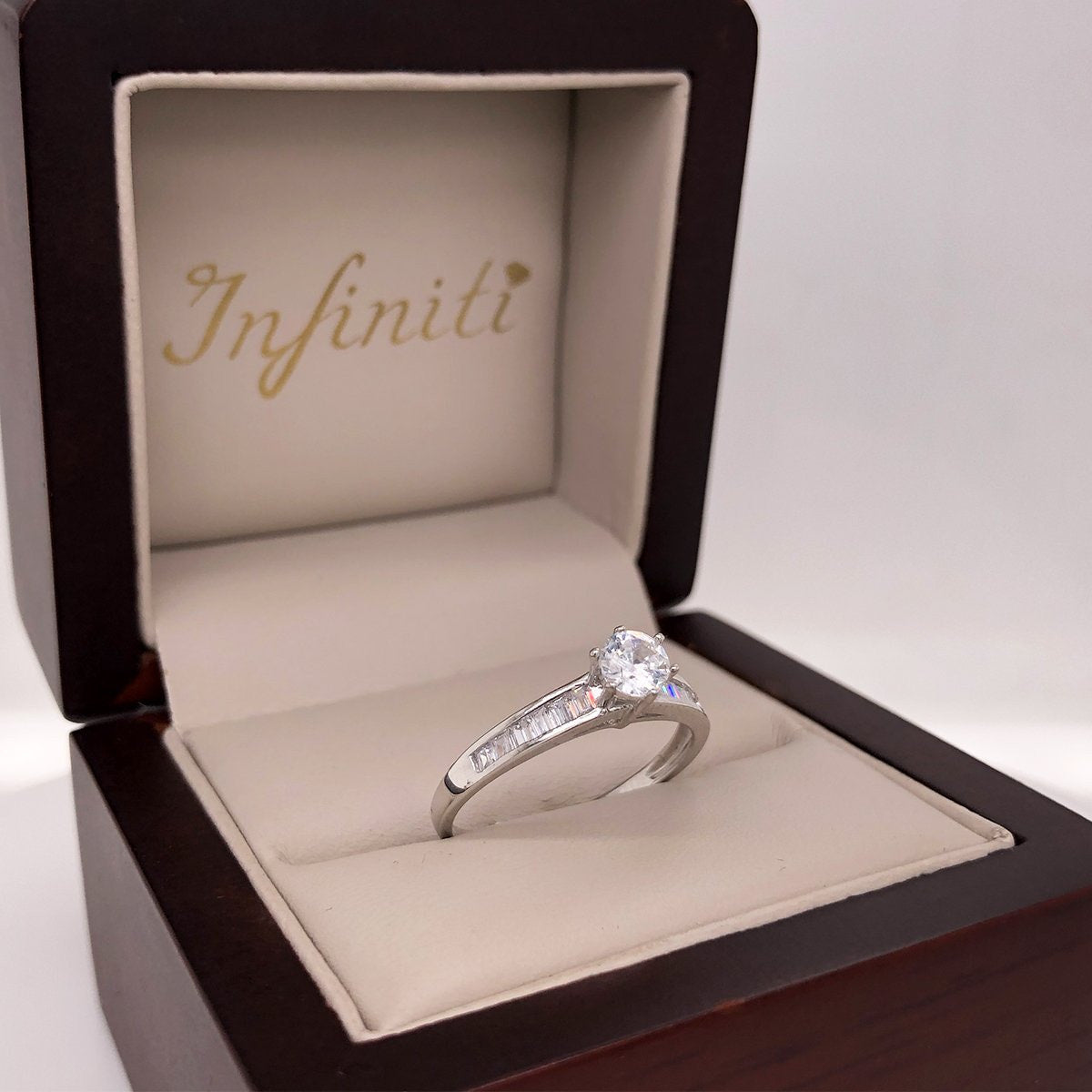 Anillo Oro Blanco 10k, Zirconia Central de 4.50 mm - Infiniti Joyas