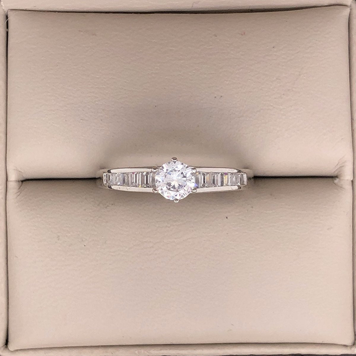 Anillo Oro Blanco 10k, Zirconia Central de 4.50 mm - Infiniti Joyas