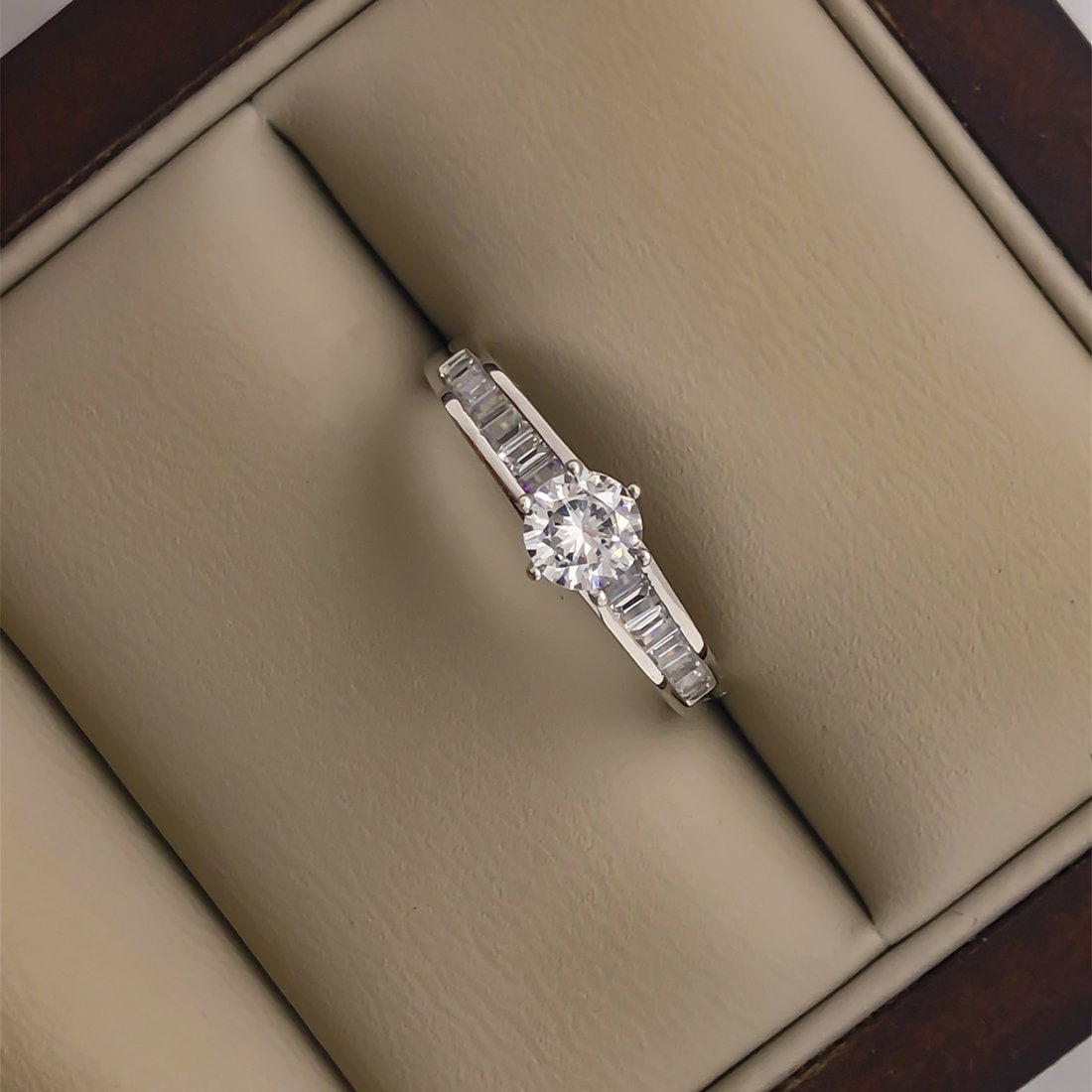 Anillo Oro Blanco 10k, Zirconia Central de 4.50 mm - Infiniti Joyas
