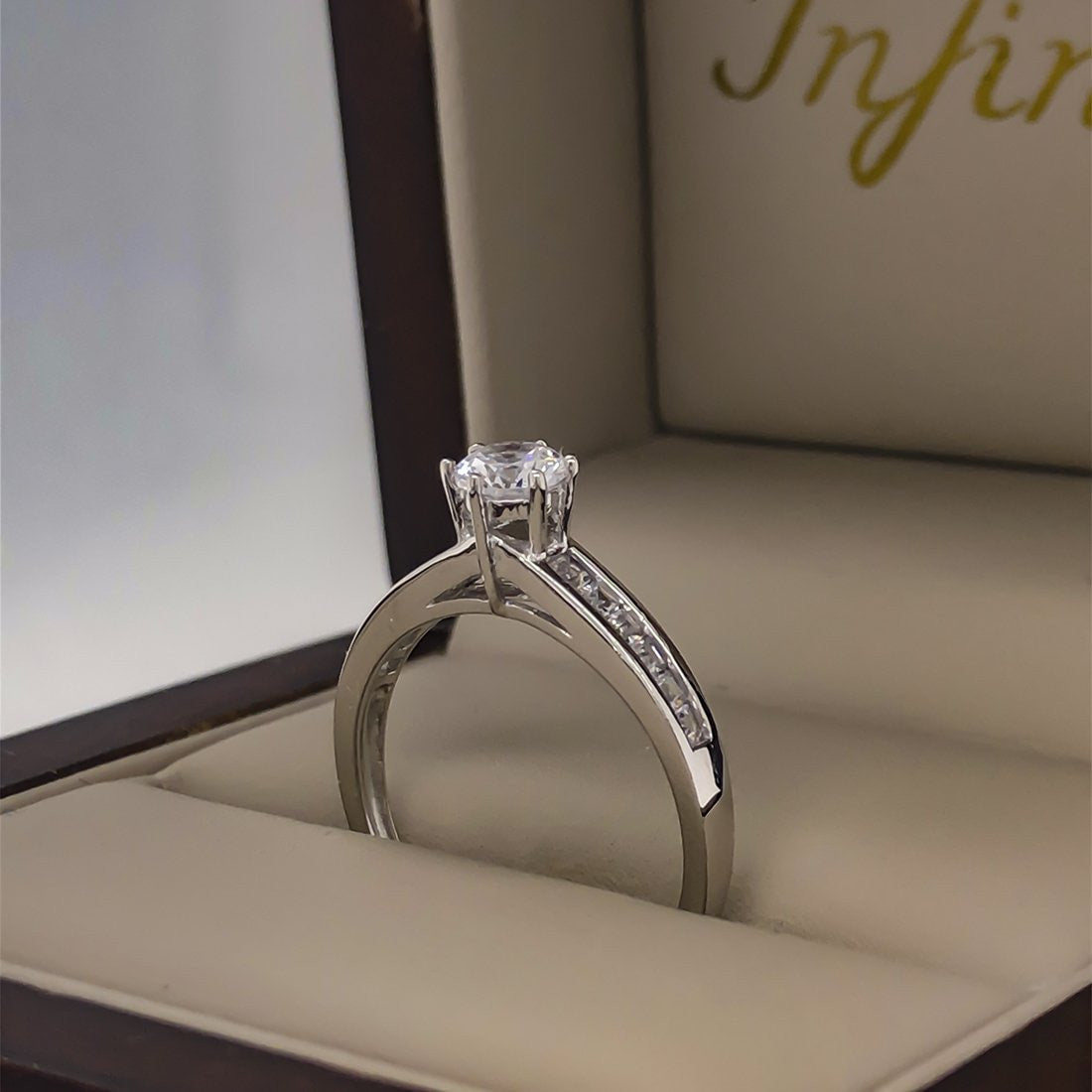 Anillo Oro Blanco 10k, Zirconia Central de 4.50 mm - Infiniti Joyas