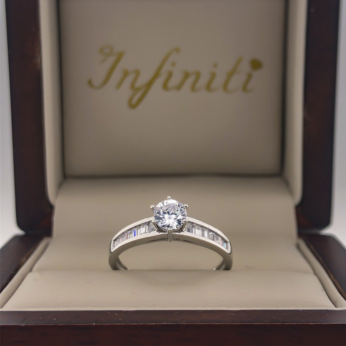 Anillo Oro Blanco 10k, Zirconia Central de 4.50 mm - Infiniti Joyas