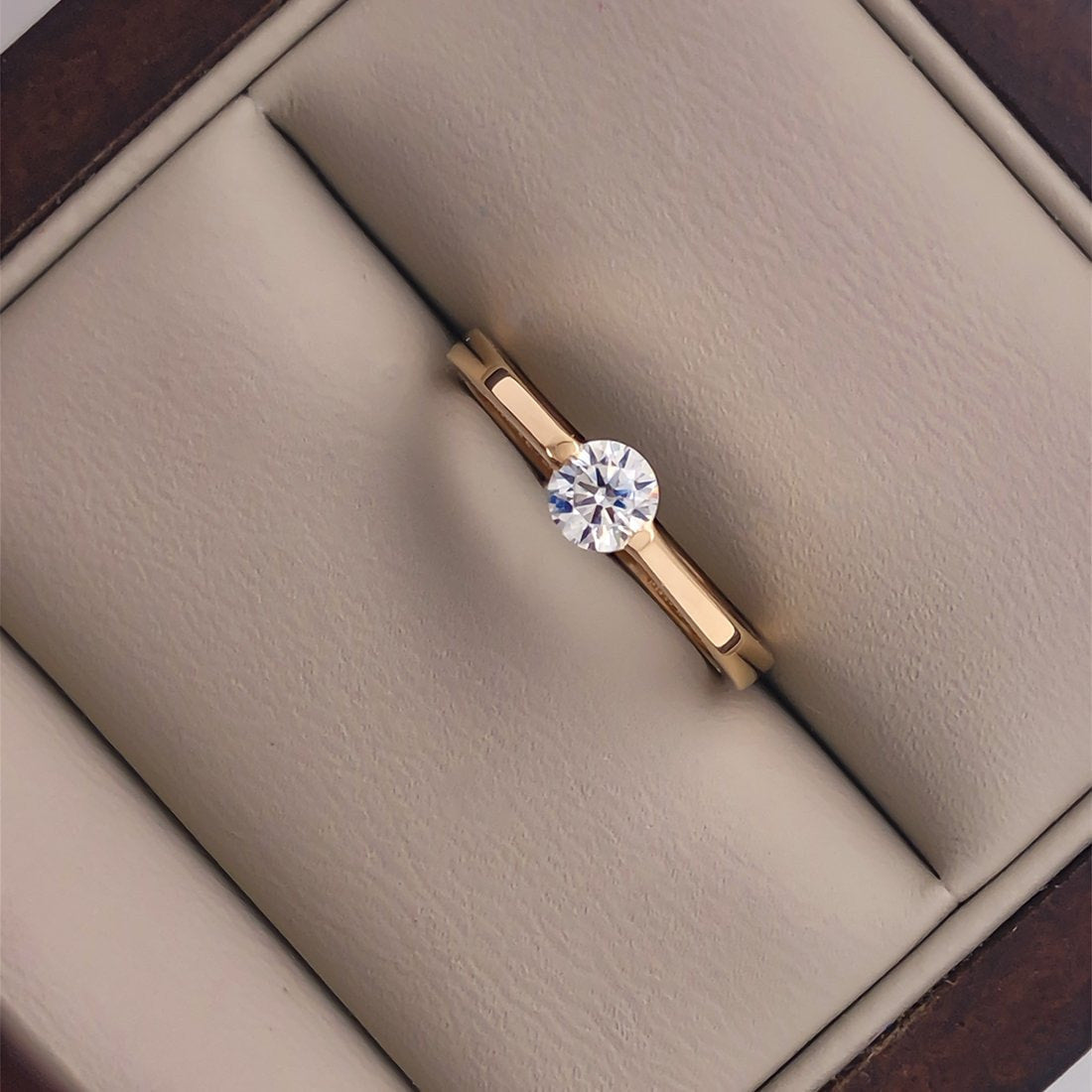 Anillo Oro Rosa 10k, Zirconia Central de 4.25 mm - Infiniti Joyas