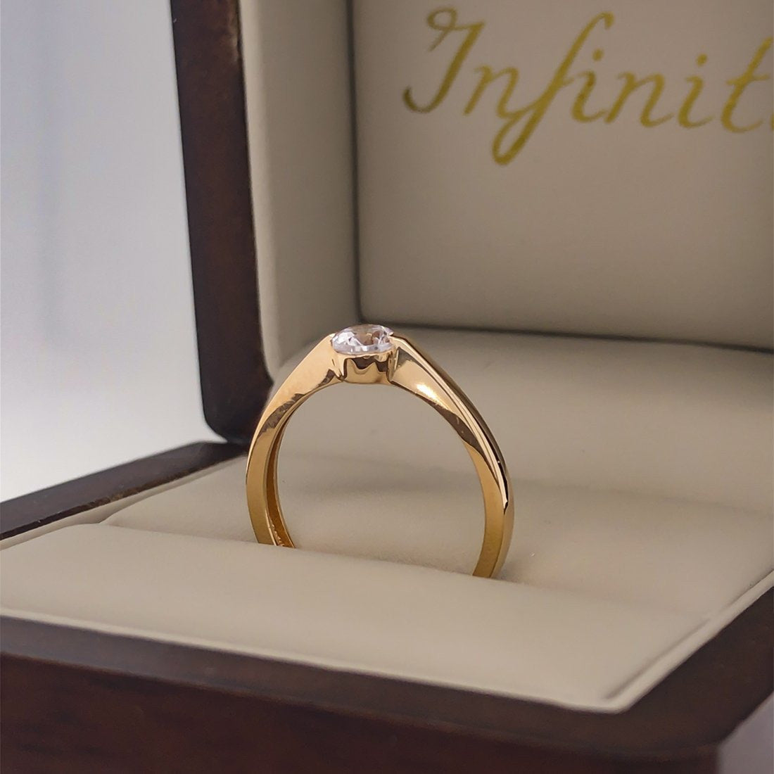 Anillo Oro Rosa 10k, Zirconia Central de 4.25 mm - Infiniti Joyas