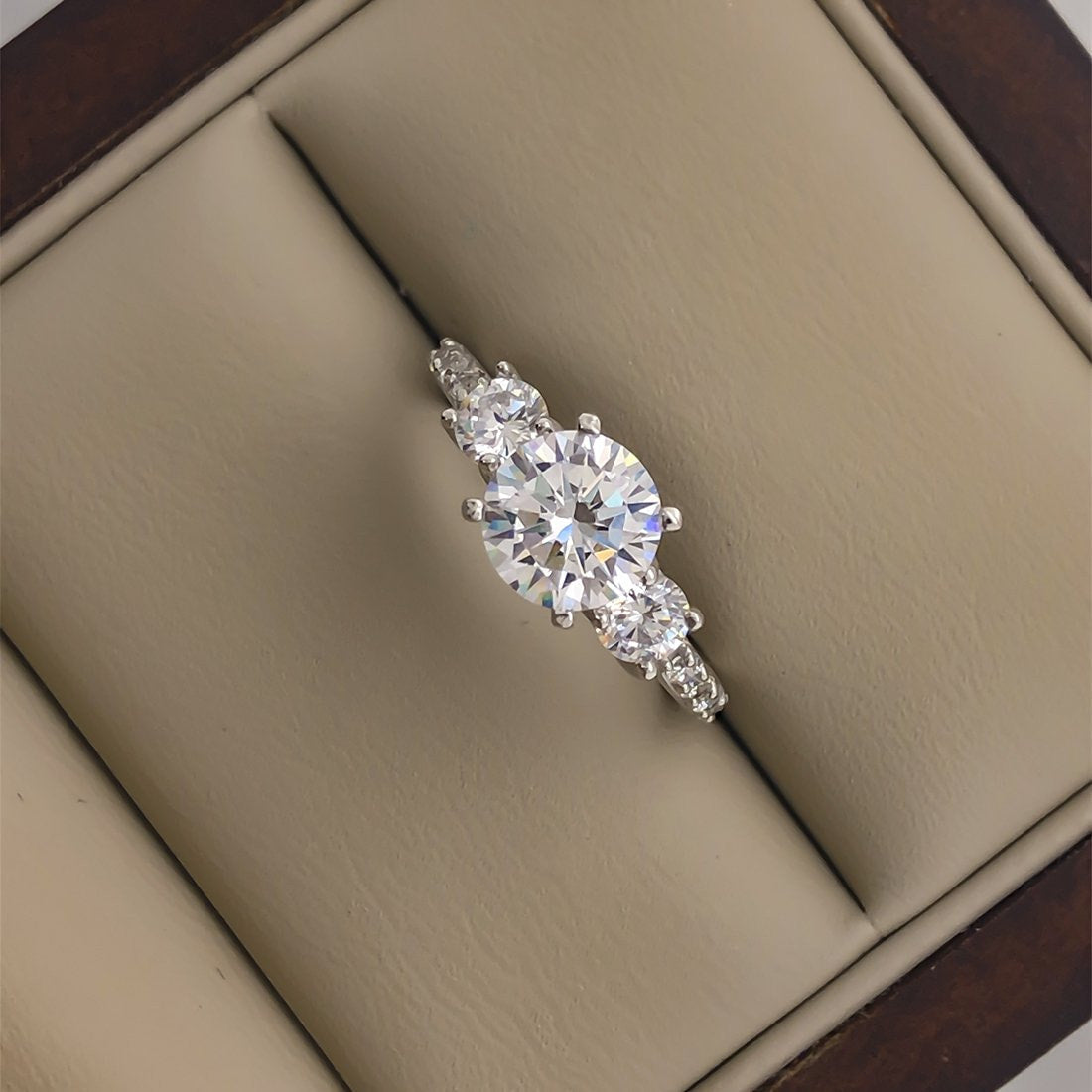 Anillo Oro Blanco 10k, Estilo Tres Piedras, Zirconia Central 6.8 mm - Infiniti Joyas