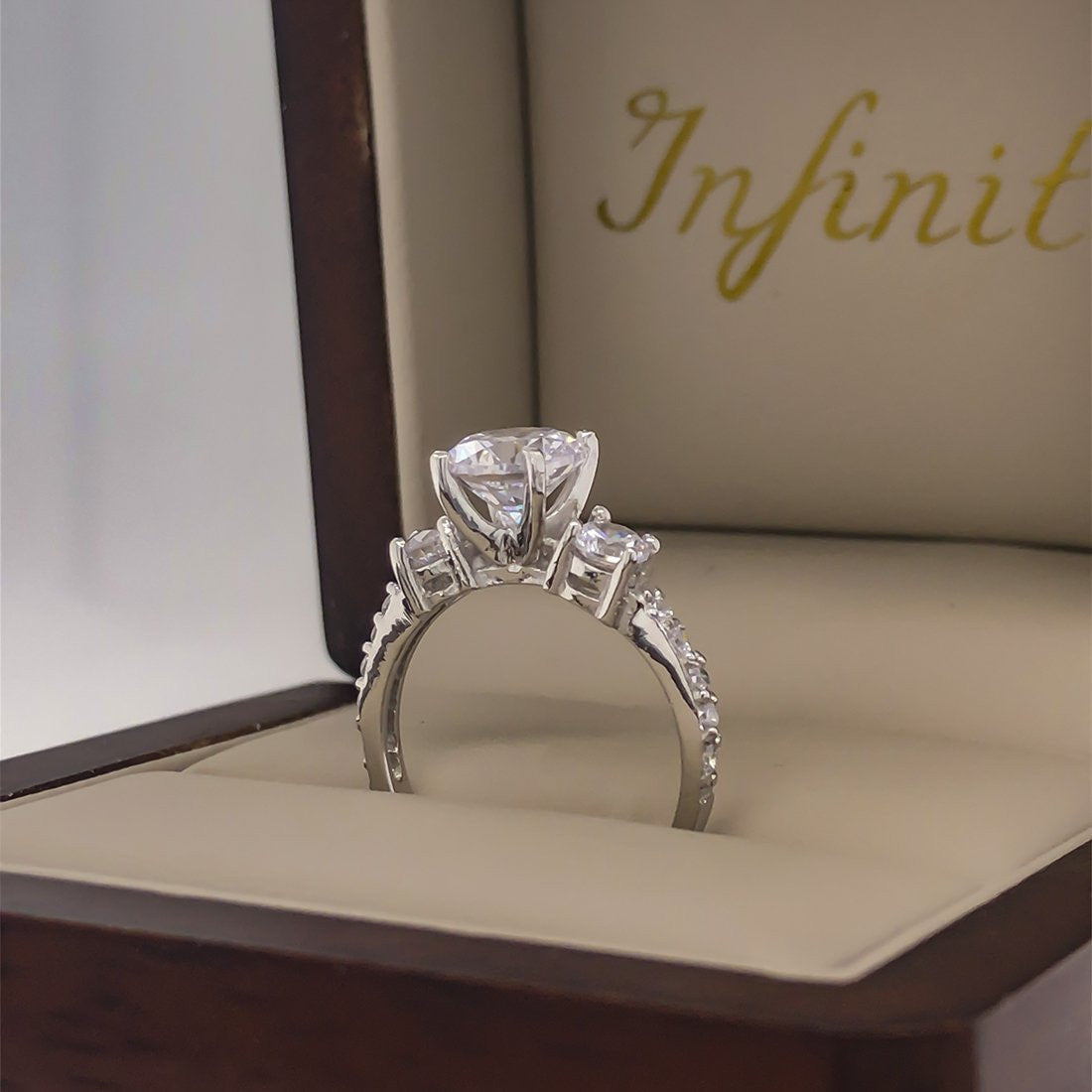 Anillo Oro Blanco 10k, Estilo Tres Piedras, Zirconia Central 6.8 mm - Infiniti Joyas