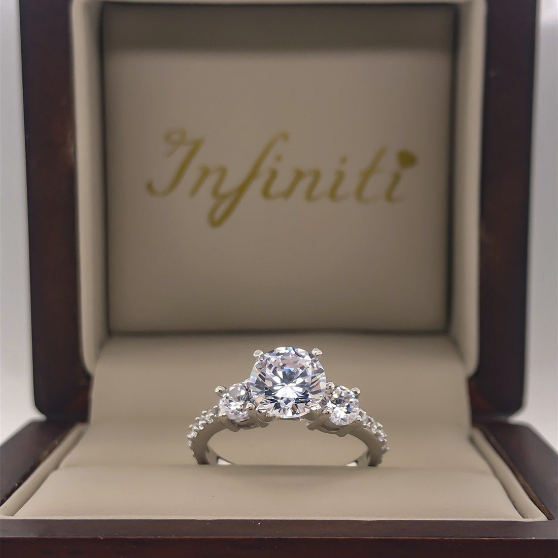 Anillo Oro Blanco 10k, Estilo Tres Piedras, Zirconia Central 6.8 mm - Infiniti Joyas