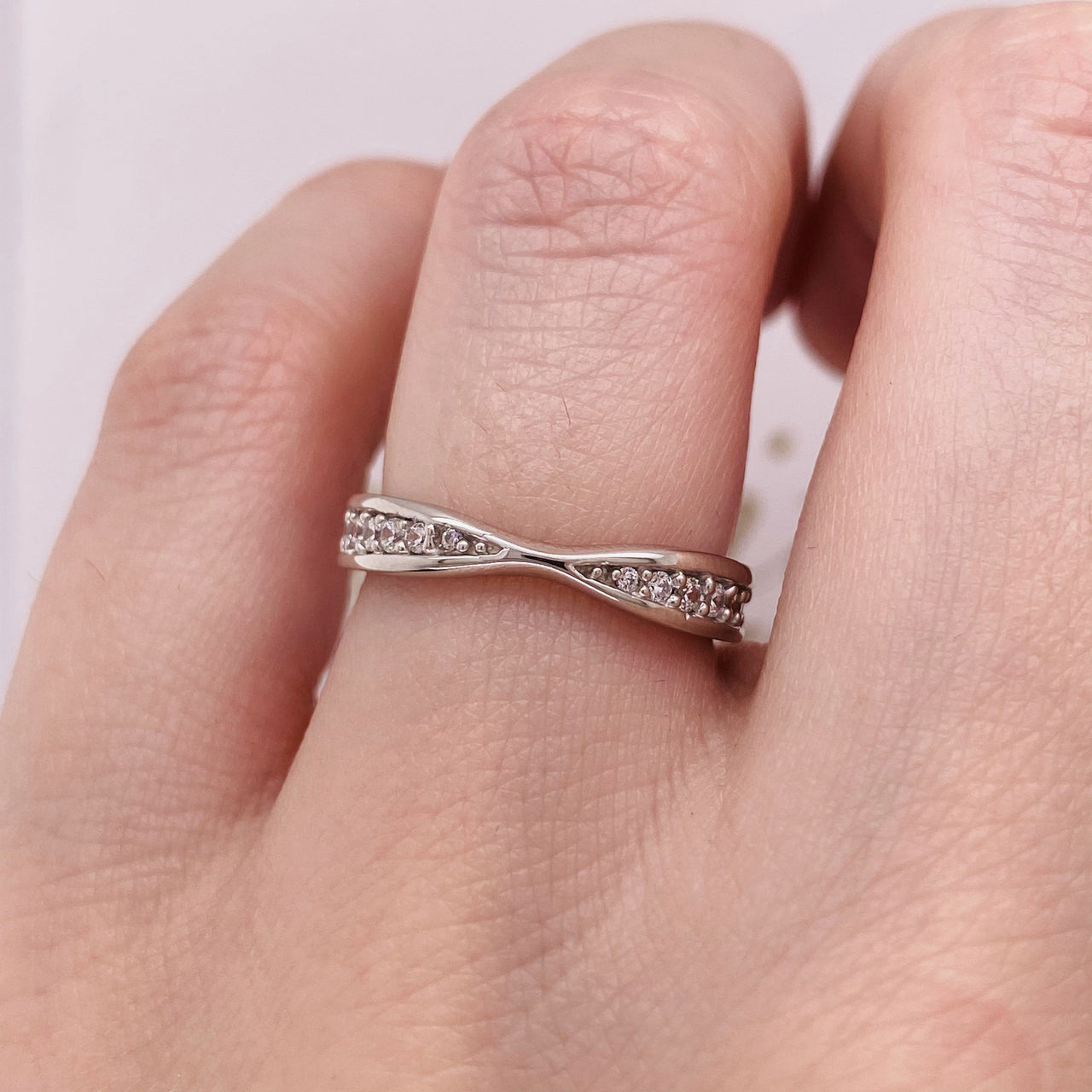 Churumbela Oro Blanco 10k, Forma Infinito con Zirconias 2 mm - Infiniti Joyas