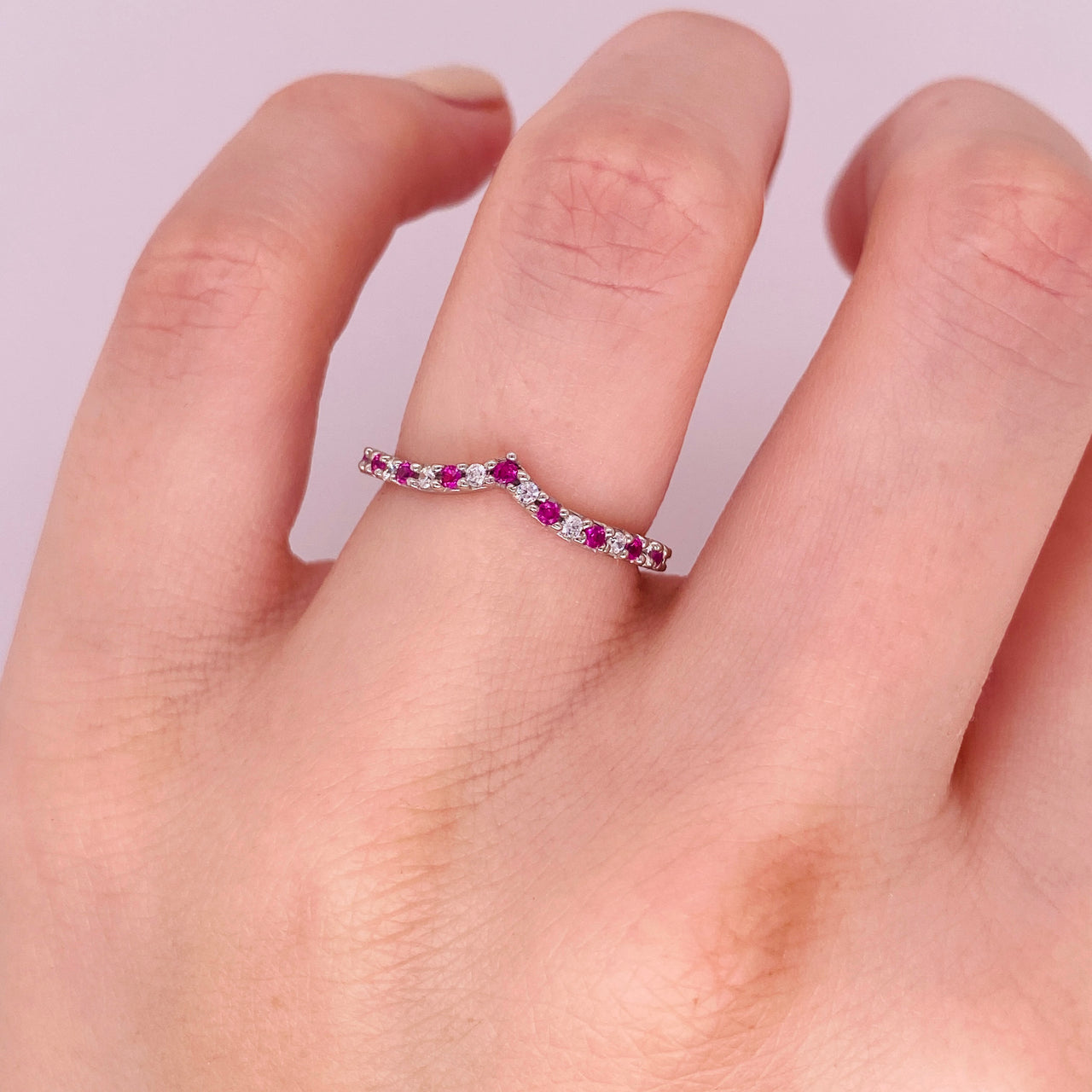 Churumbela de Oro Blanco 10k – Forma V con Zirconia Rosa