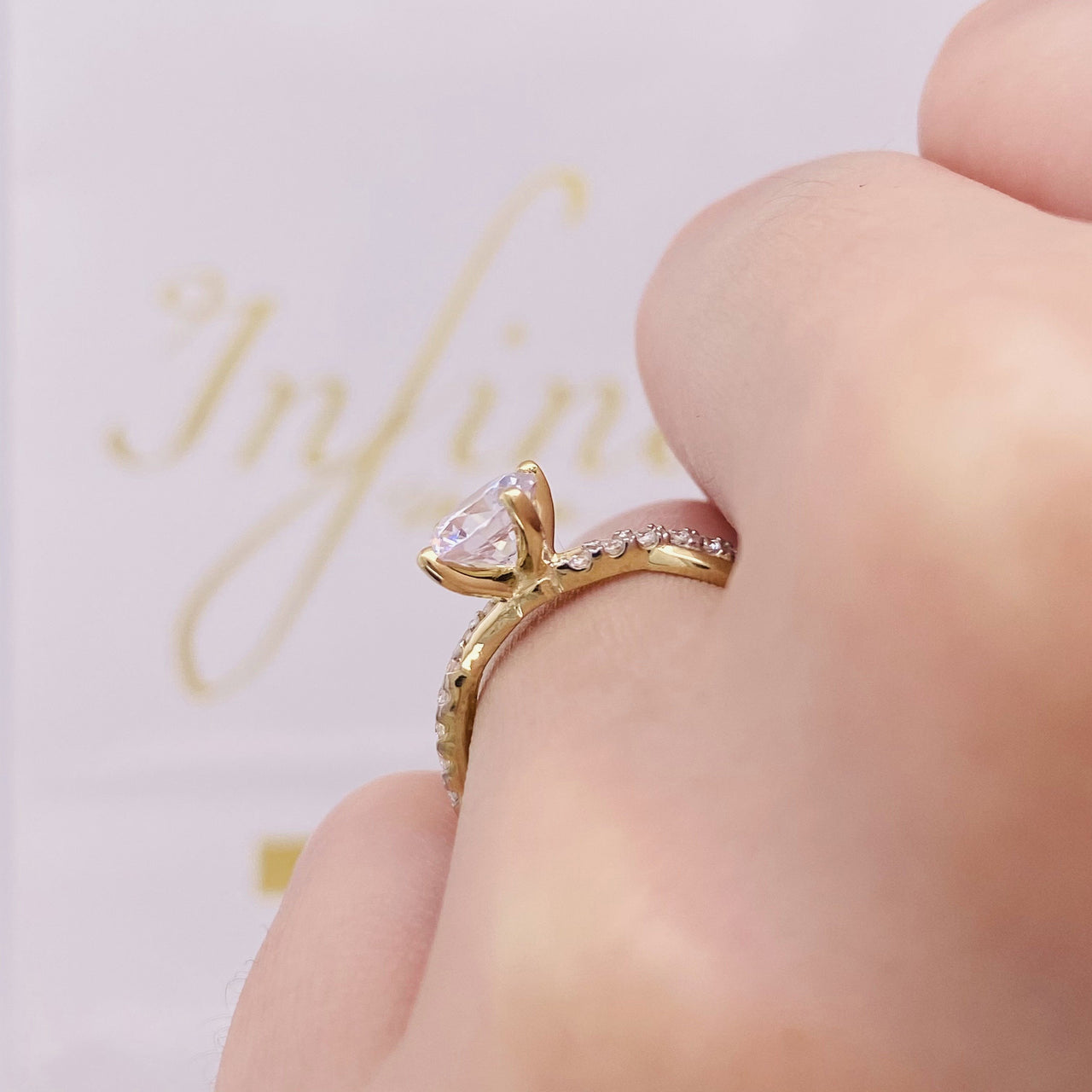 Anillo Oro 10k, Estilo Trenzado Zirconia Central 6 mm - Infiniti Joyas