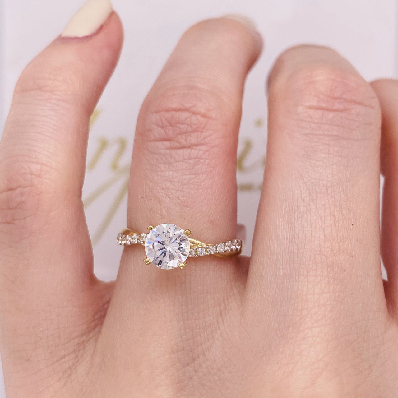 Anillo Oro 10k, Estilo Trenzado Zirconia Central 6 mm - Infiniti Joyas