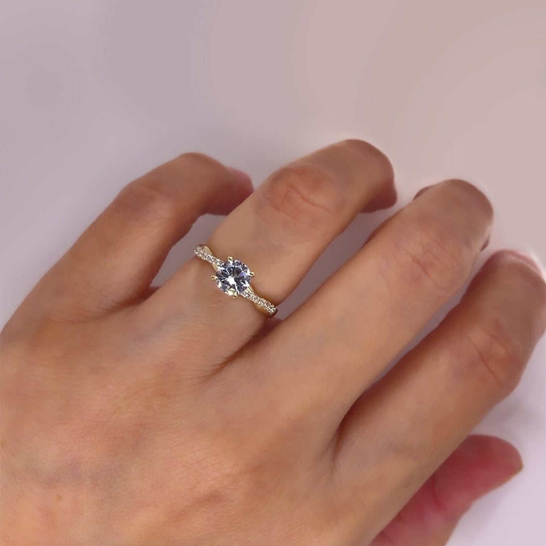 Anillo Oro 10k, Estilo Trenzado Zirconia Central 6 mm - Infiniti Joyas