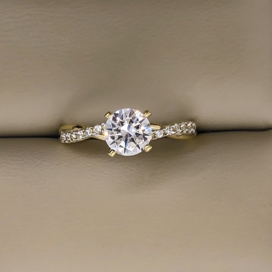 Anillo Oro Amarillo 14k, Estilo Trenzado Zirconia Central 6 mm - Infiniti Joyas